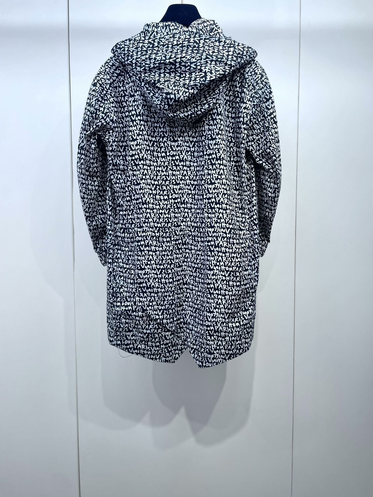 Louis Vuitton LV Black White Letter Print Hooded Windbreaker Size XS / US 0-2 / IT 36-38 - 2 Thumbnail