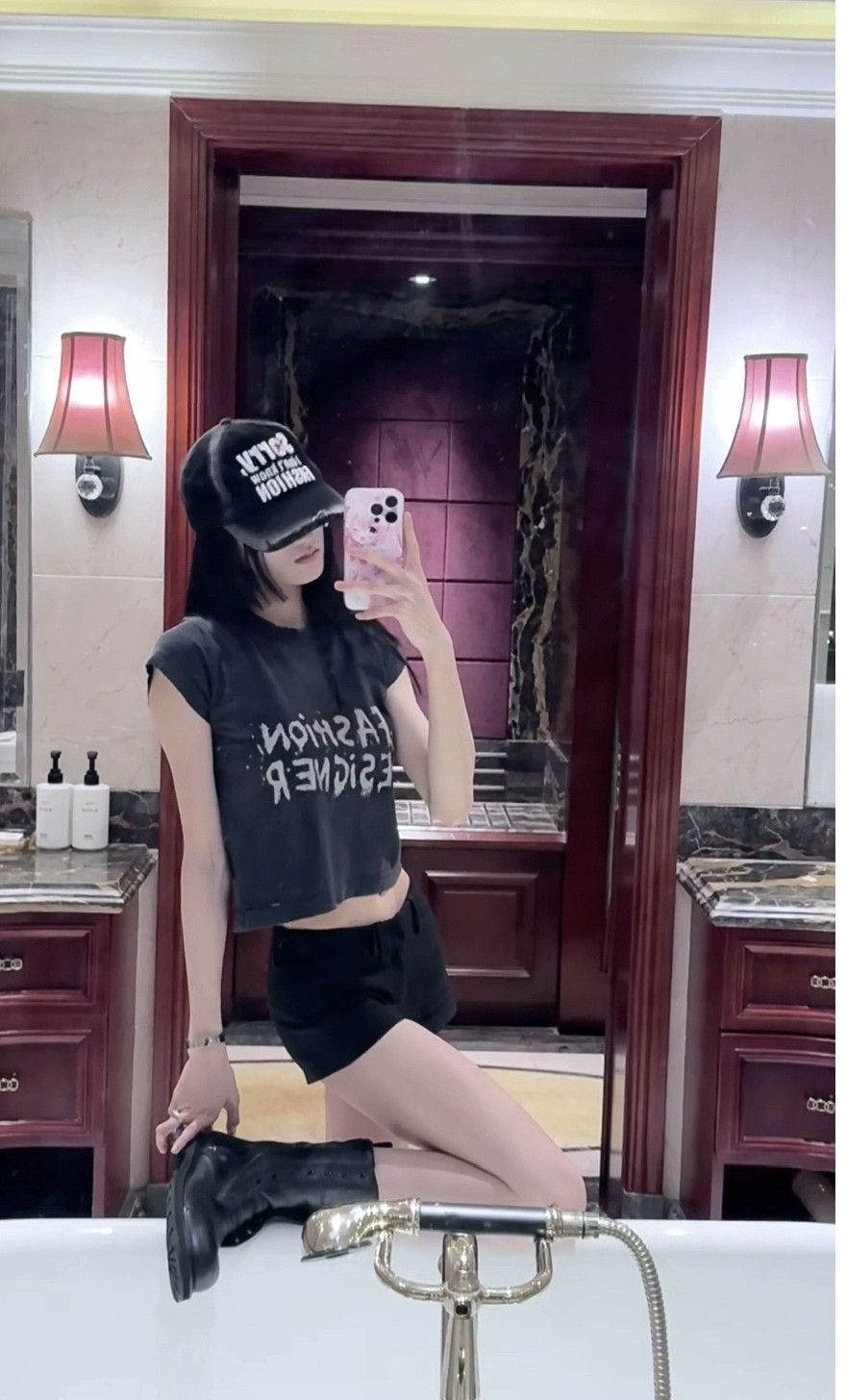 Balenciaga Balenciaga 2025 Glitter Letter Distressed Short Sleeve Size M / US 6-8 / IT 42-44 - 7 Thumbnail