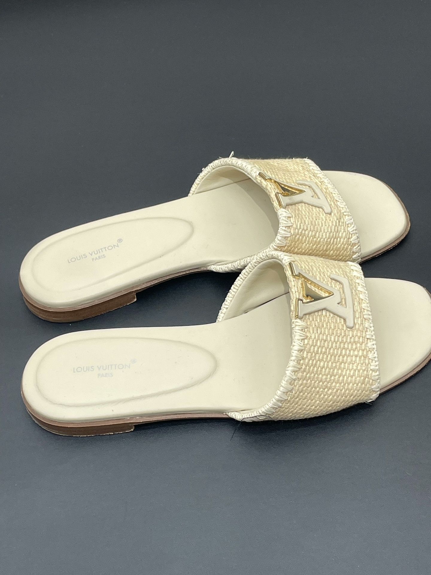 Louis Vuitton LV Large Logo Straw Slippers Size US 6 / IT 36 - 7 Thumbnail