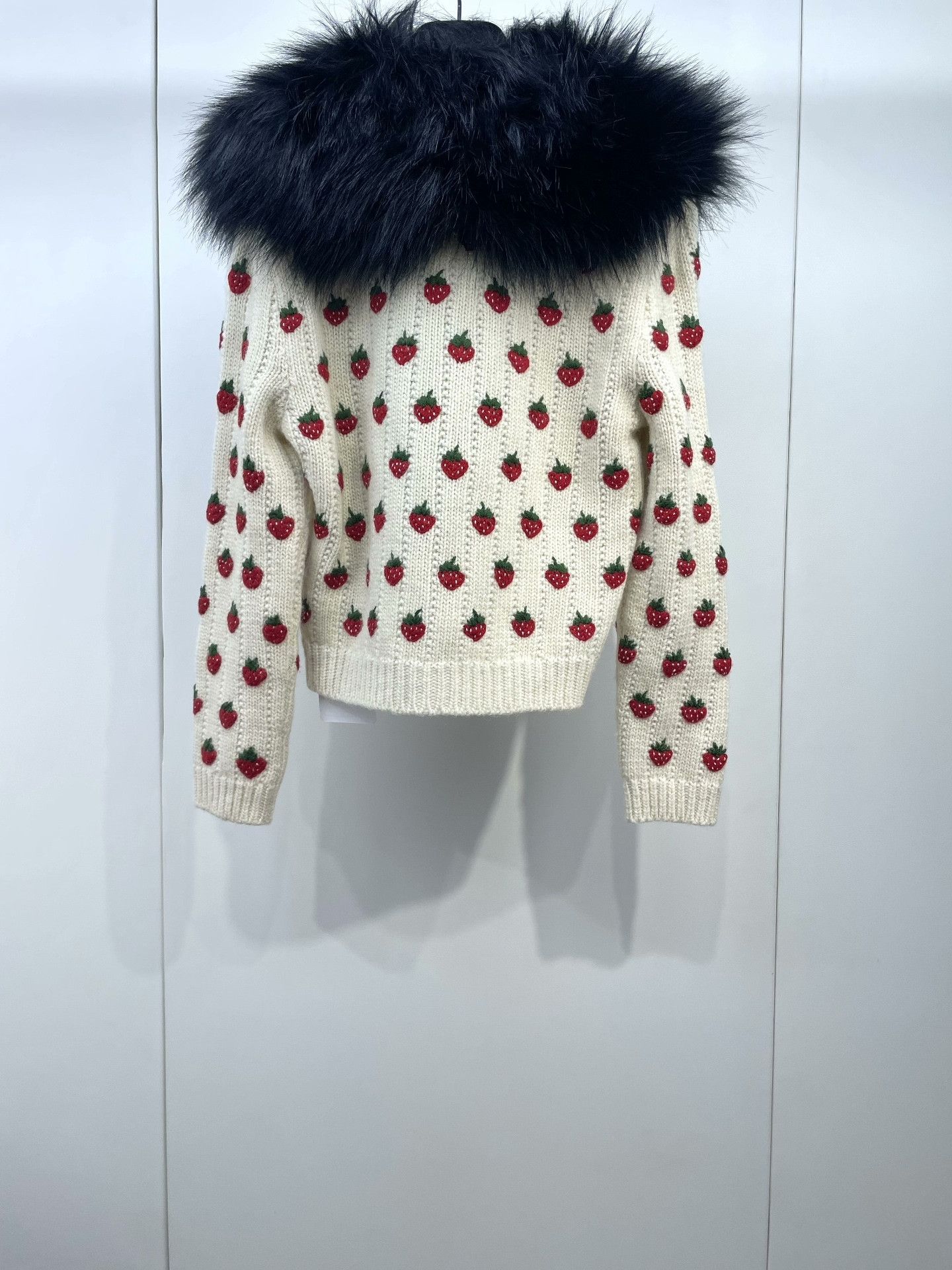 Gucci Gucci Fur Collar Strawberry Jacquard Cardigan Size S / US 4 / IT 40 - 2 Thumbnail