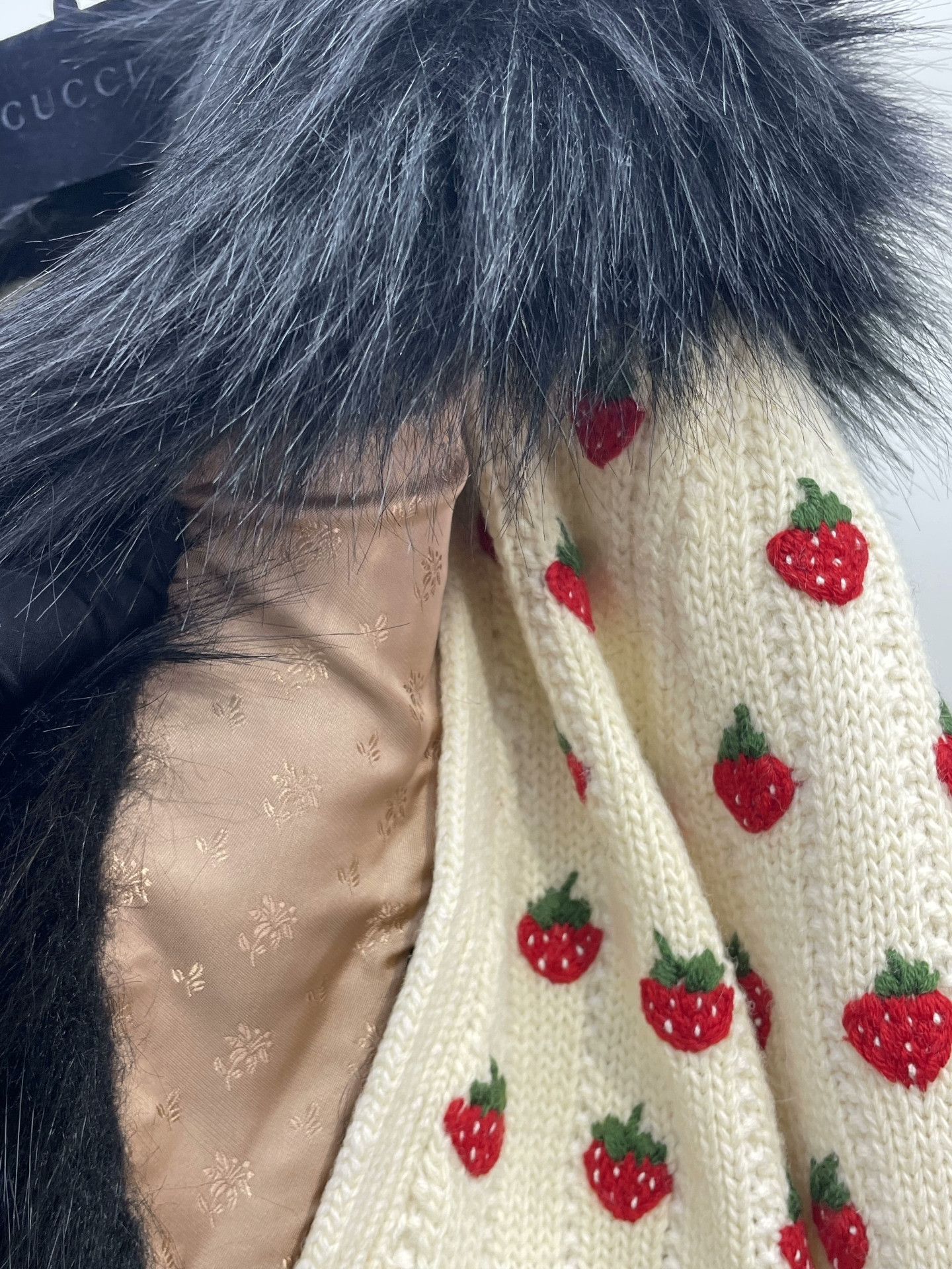 Gucci Gucci Fur Collar Strawberry Jacquard Cardigan Size S / US 4 / IT 40 - 4 Thumbnail