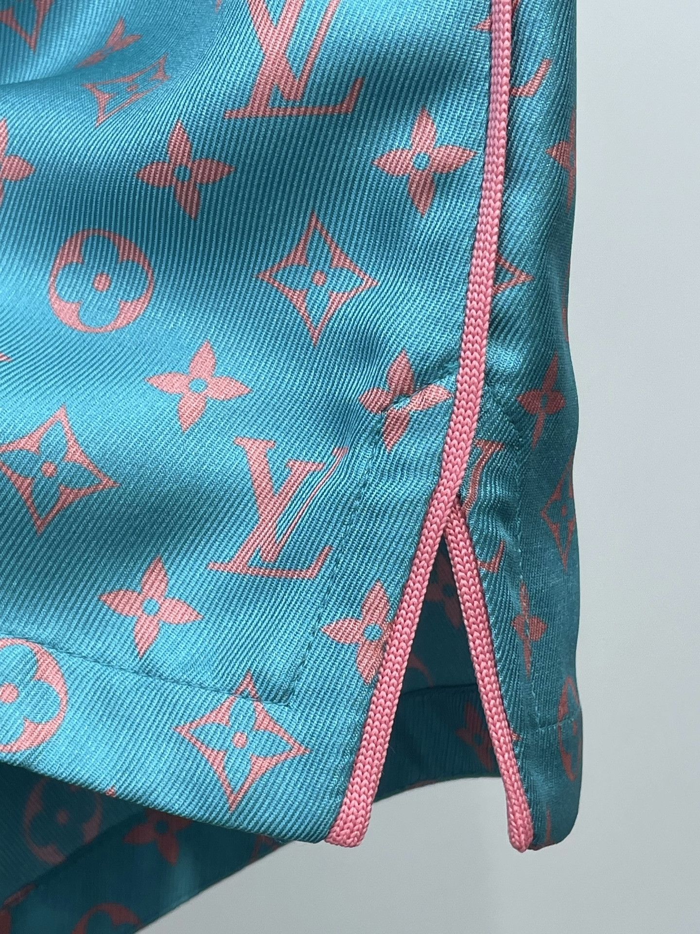 Louis Vuitton LV 2025 Monogram Print Silk Shorts Size US 28 / EU 44 - 4 Thumbnail