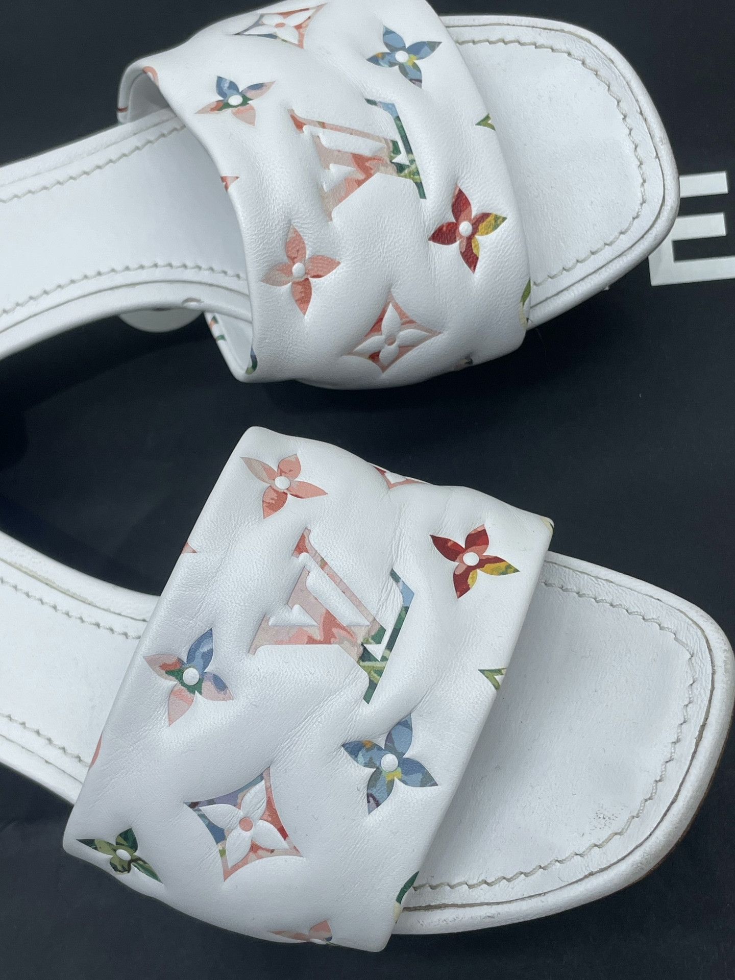 Louis Vuitton LV Monogram Slippers Size US 5 / IT 35 - 8 Thumbnail