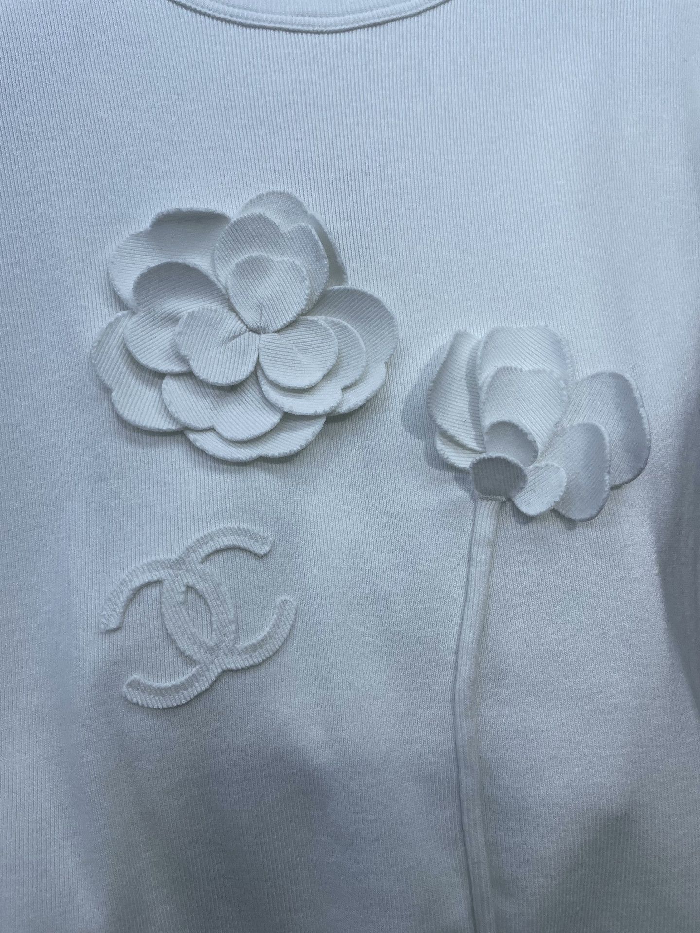 Chanel Chanel White 3D Camellia Short-sleeve Size XXS / US 00 / IT 34 - 3 Thumbnail