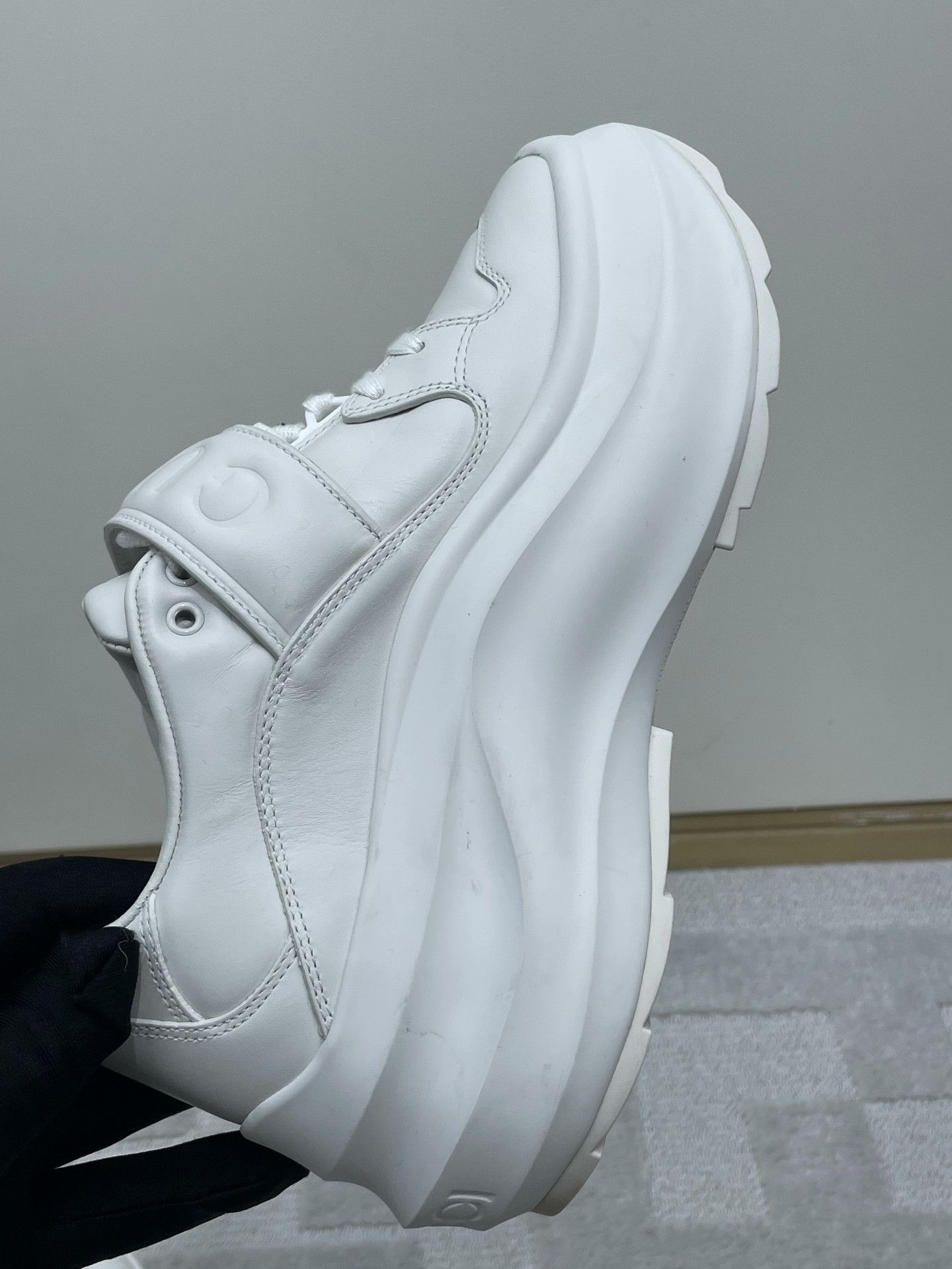 Gucci Gucci White Velcro Platform Dad Shoes Size US 4 / IT 34 - 8 Thumbnail