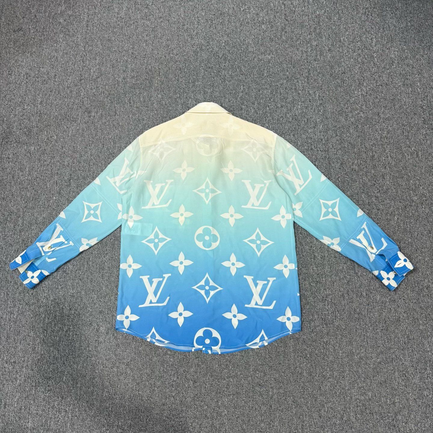 Louis Vuitton Louis Vuitton LV All-Over Logo Gradient Long-Sleeve Shirt Size XXS / US 00 / IT 34 - 2 Thumbnail