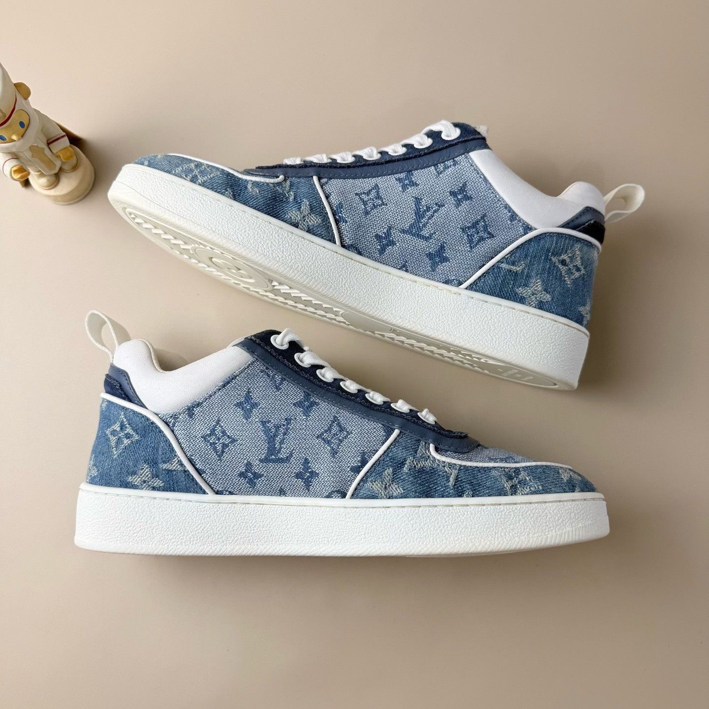 Louis Vuitton LV White Blue Print Lace-up Sneakers Size US 4.5 / IT 34.5 - 6 Thumbnail
