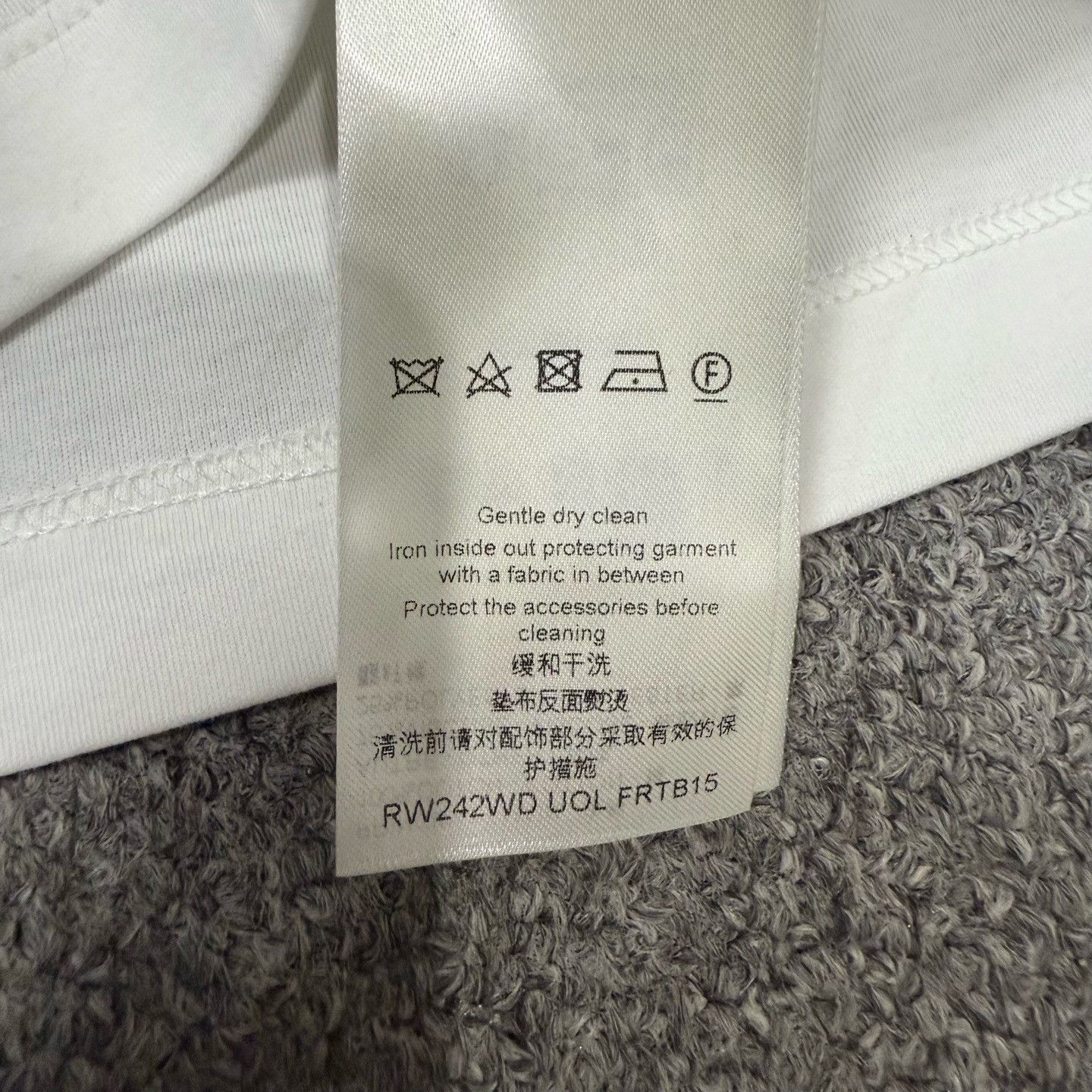 Louis Vuitton Louis Vuitton White Heart Patch T-shirt Size S / US 4 / IT 40 - 4 Thumbnail