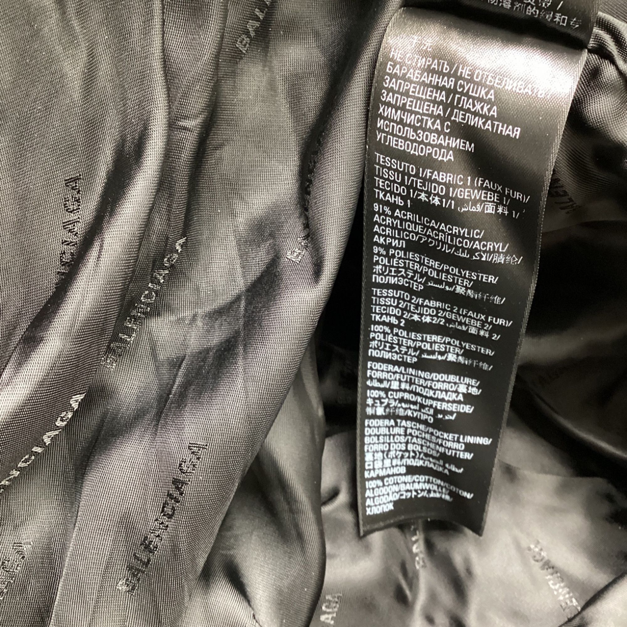 Balenciaga Balenciaga Graffiti Logo Faux Fur A-Line Coat in White Acryl Size XS / US 0-2 / IT 36-38 - 6 Thumbnail