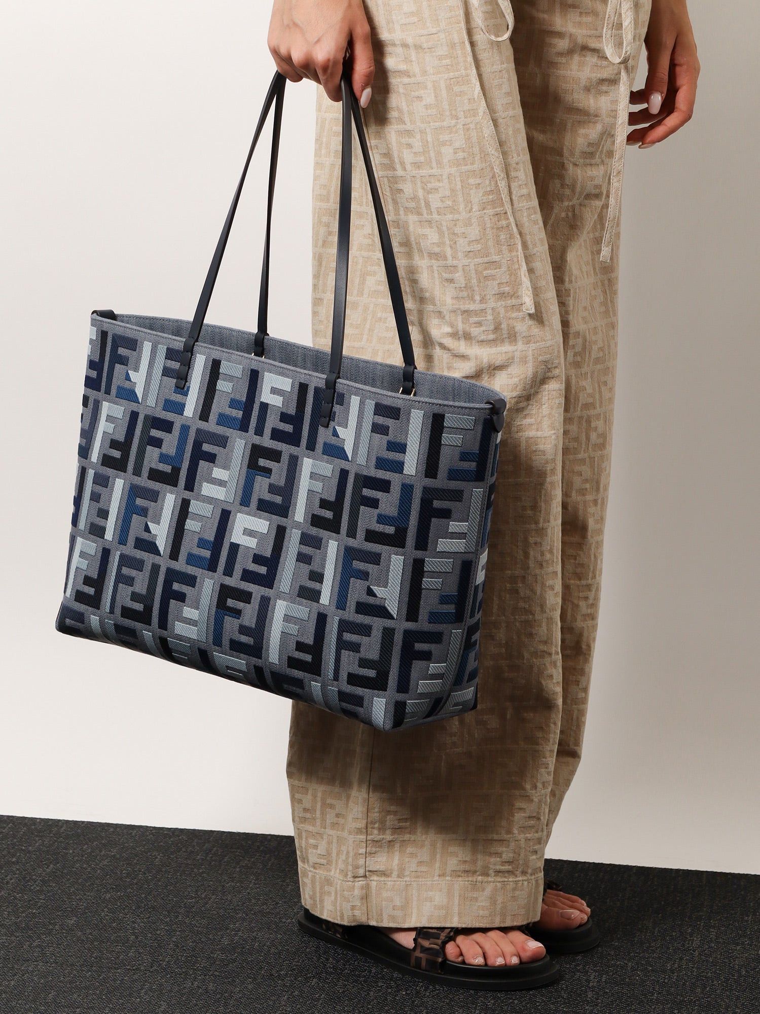 Fendi Roll Large Jacquard Ff Fabric Tote Bag Size ONE SIZE - 5 Thumbnail
