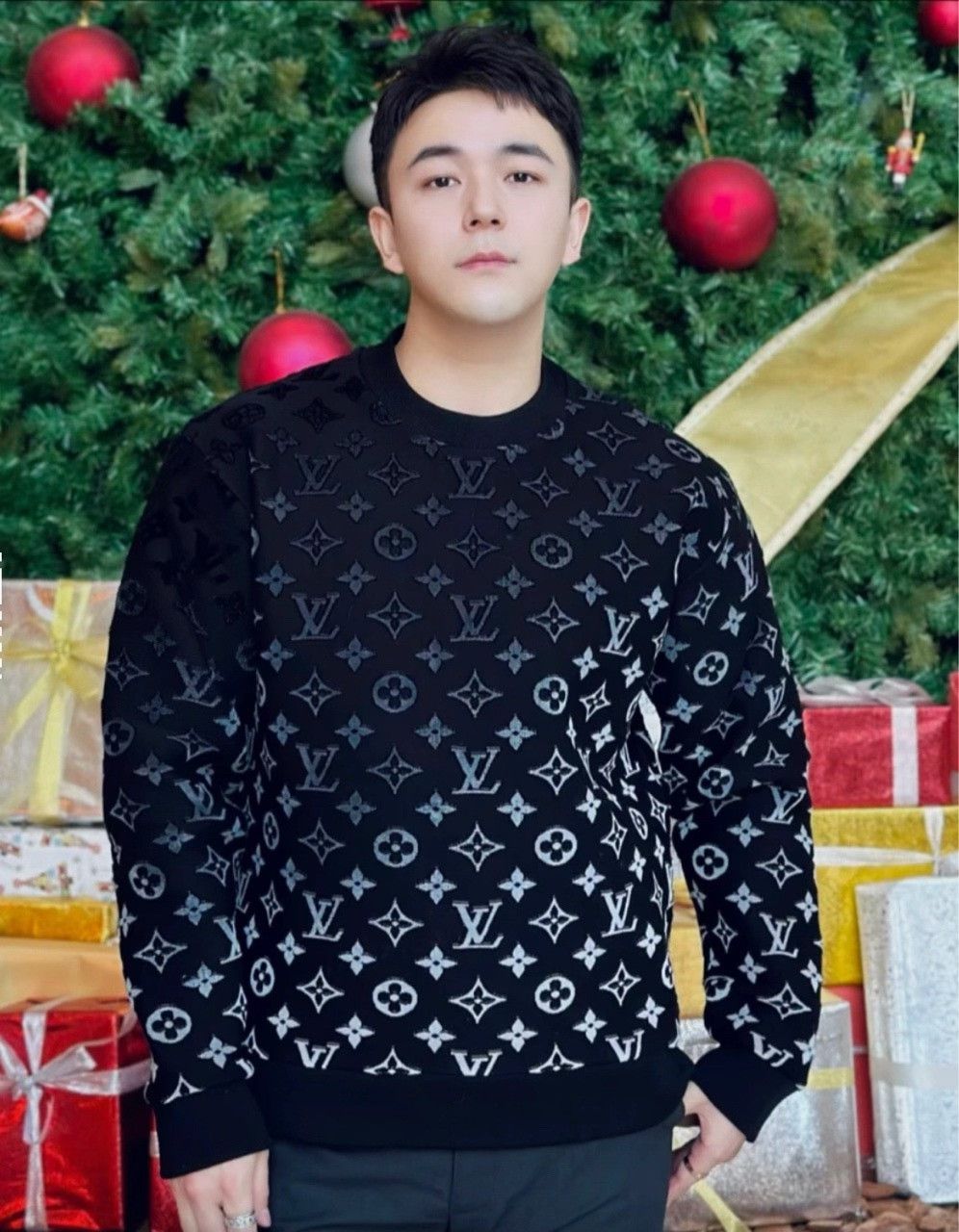 Louis Vuitton Louis Vuitton 2024 Black Silver Gradient Logo Sweater Size US XL / EU 56 / 4 - 7 Thumbnail