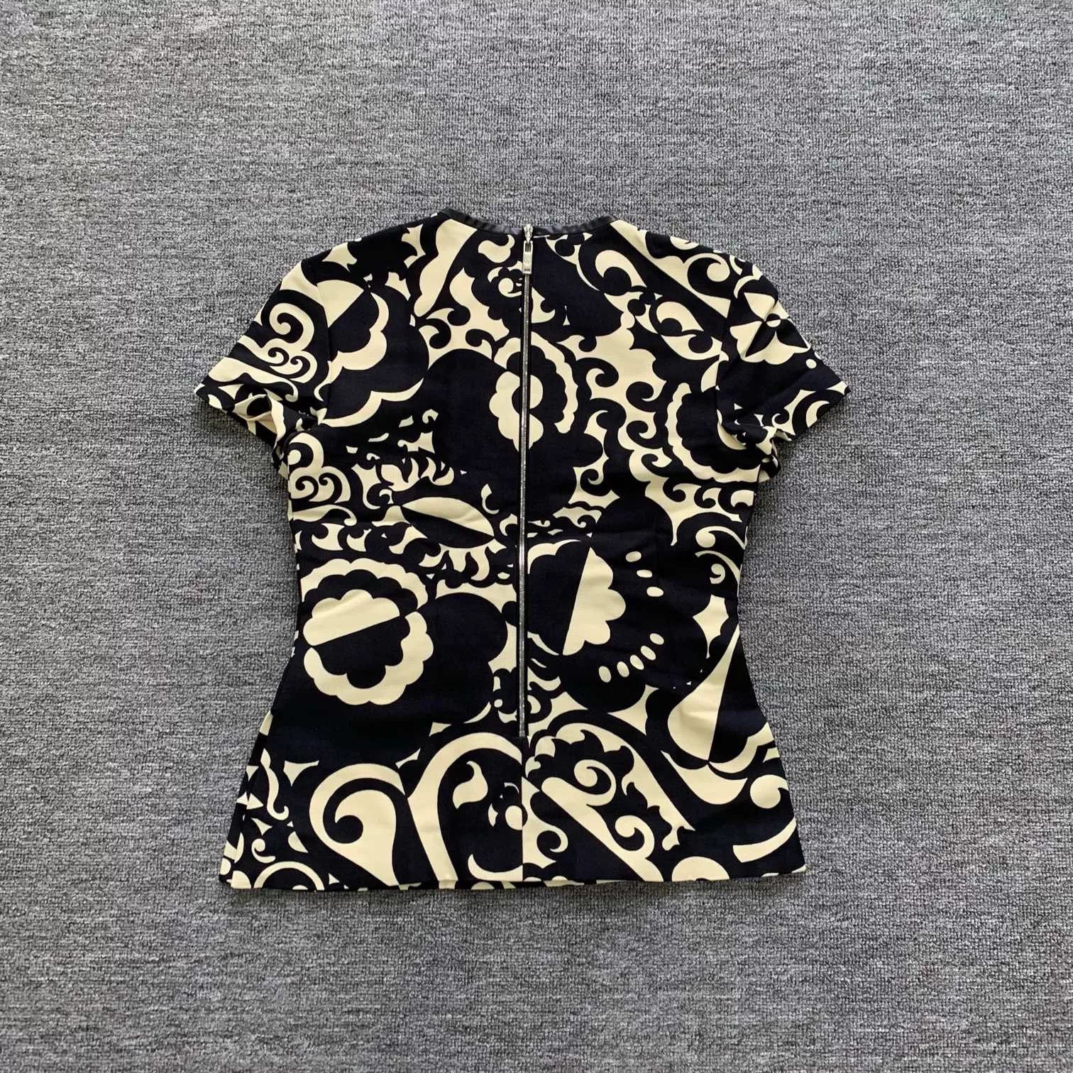Louis Vuitton LV Back Zip Short Sleeve Top Size XXS / US 00 / IT 34 - 2 Thumbnail