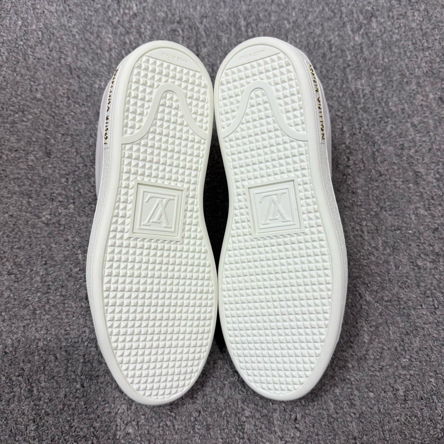 Louis Vuitton Louis Vuitton White Logo Sneakers Size US 4 / IT 34 - 7 Thumbnail