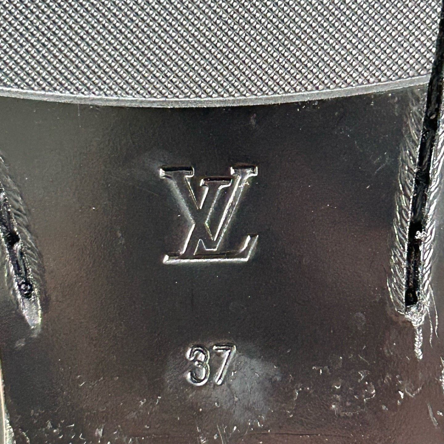 Louis Vuitton Louis Vuitton Gold Logo Loafers Size US 6 / IT 36 - 3 Thumbnail