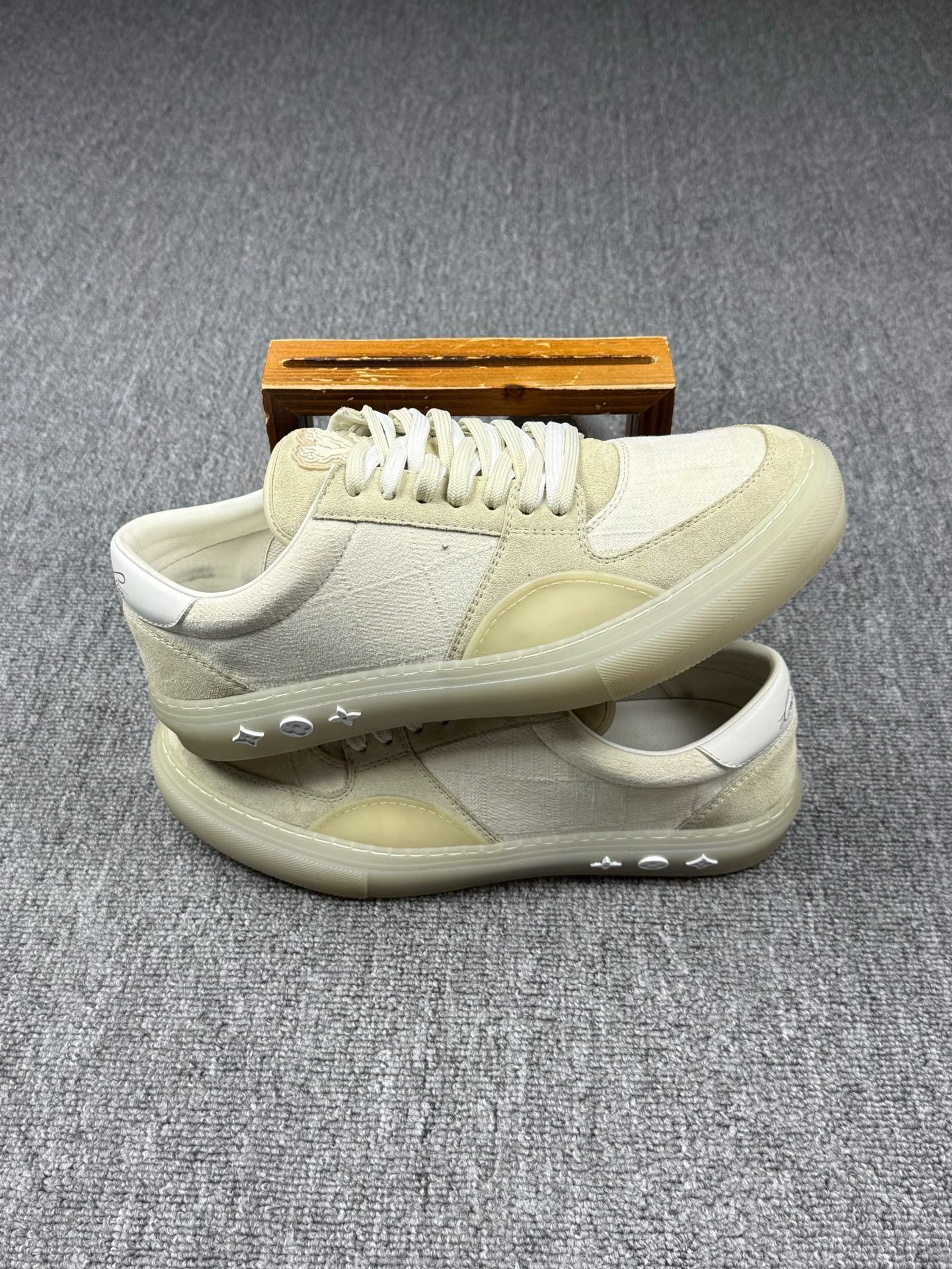 Louis Vuitton Louis Vuitton Denim White Lowtop Sneakers 8 Men Size US 8 / EU 41 - 2 Thumbnail