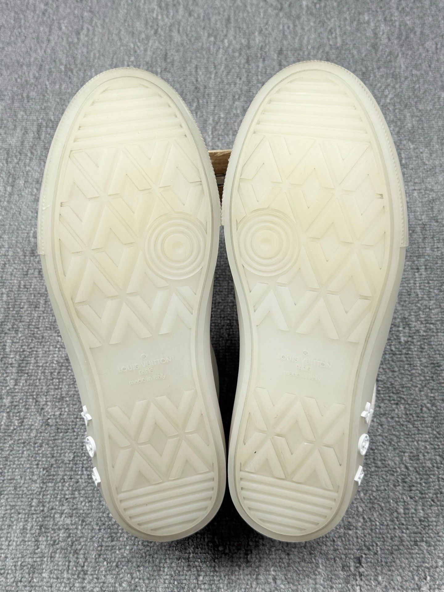 Louis Vuitton Louis Vuitton Denim White Lowtop Sneakers 8 Men Size US 8 / EU 41 - 6 Thumbnail