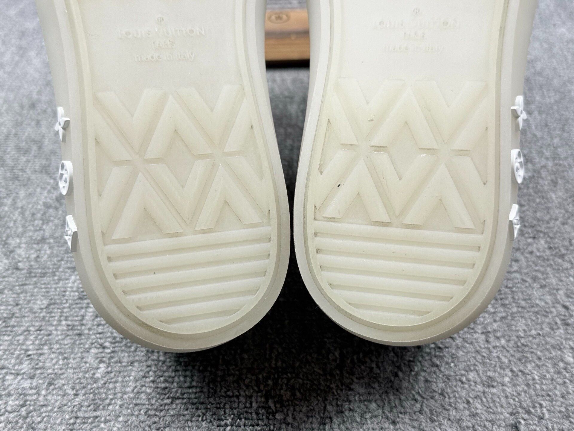 Louis Vuitton Louis Vuitton Denim White Lowtop Sneakers 8 Men Size US 8 / EU 41 - 8 Thumbnail