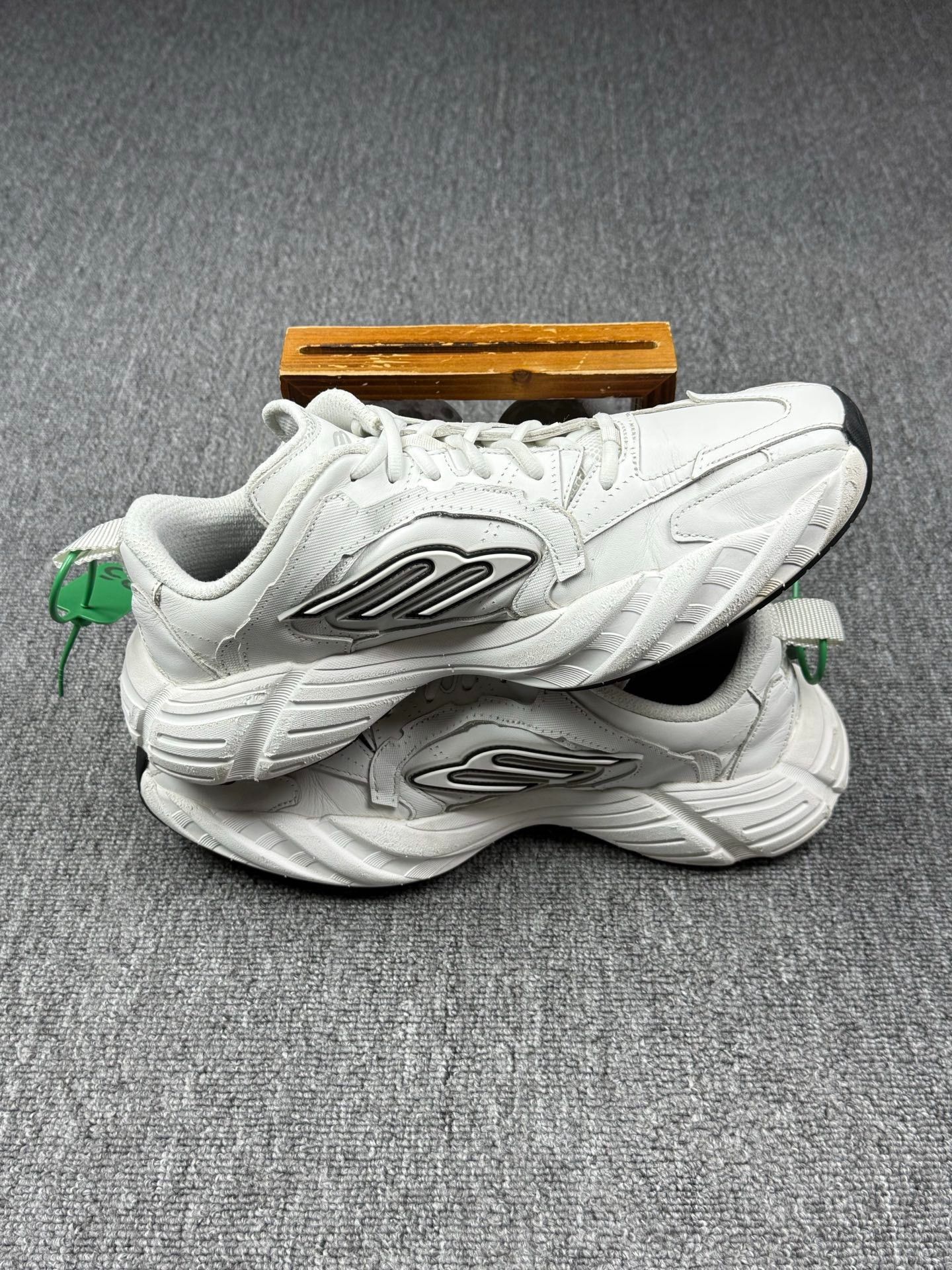 Balenciaga Balenciaga White Lowtop Sneakers 9 Men Size US 9 / EU 42 - 3 Thumbnail