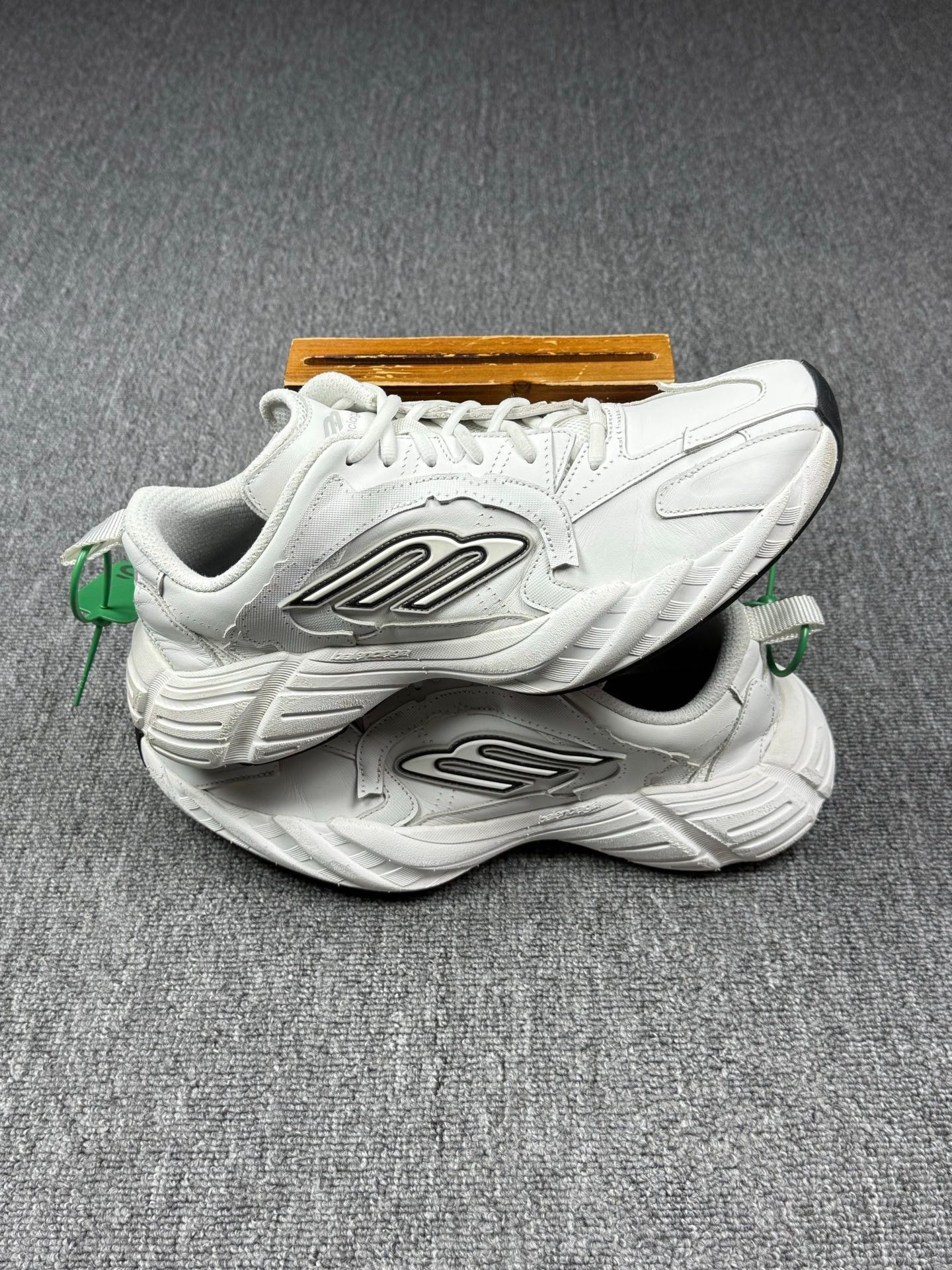 Balenciaga Balenciaga White Lowtop Sneakers 9 Men Size US 9 / EU 42 - 2 Thumbnail