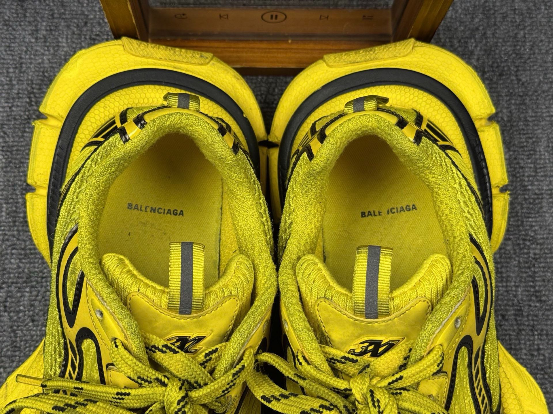 Balenciaga Balenciaga Yellow Lowtop Sneakers 10 Men Size US 10 / EU 43 - 9 Thumbnail