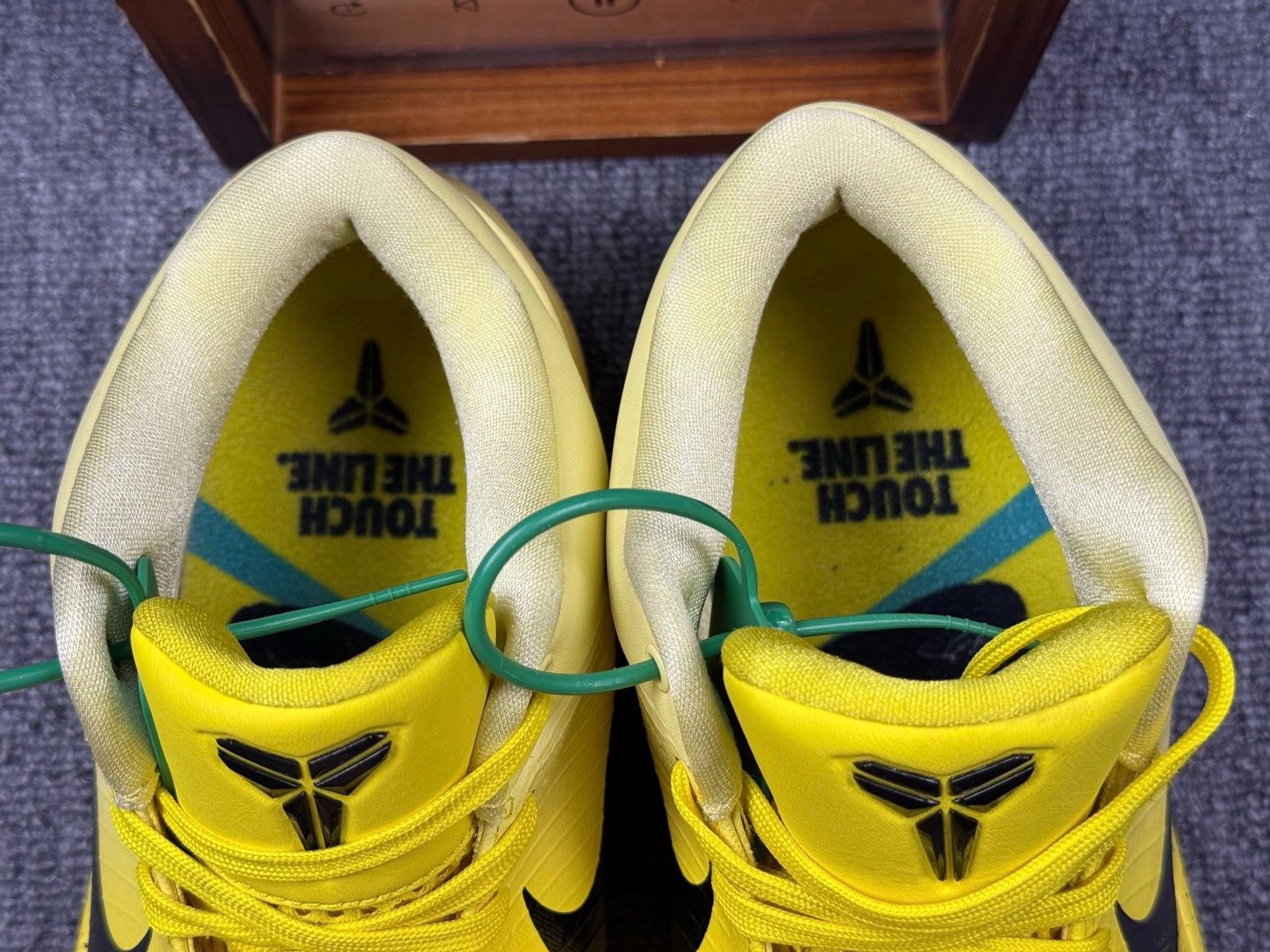 Nike Nike KOBE4 Yellow Lowtop Sneakers 12 Men Size US 12 / EU 45 - 9 Thumbnail