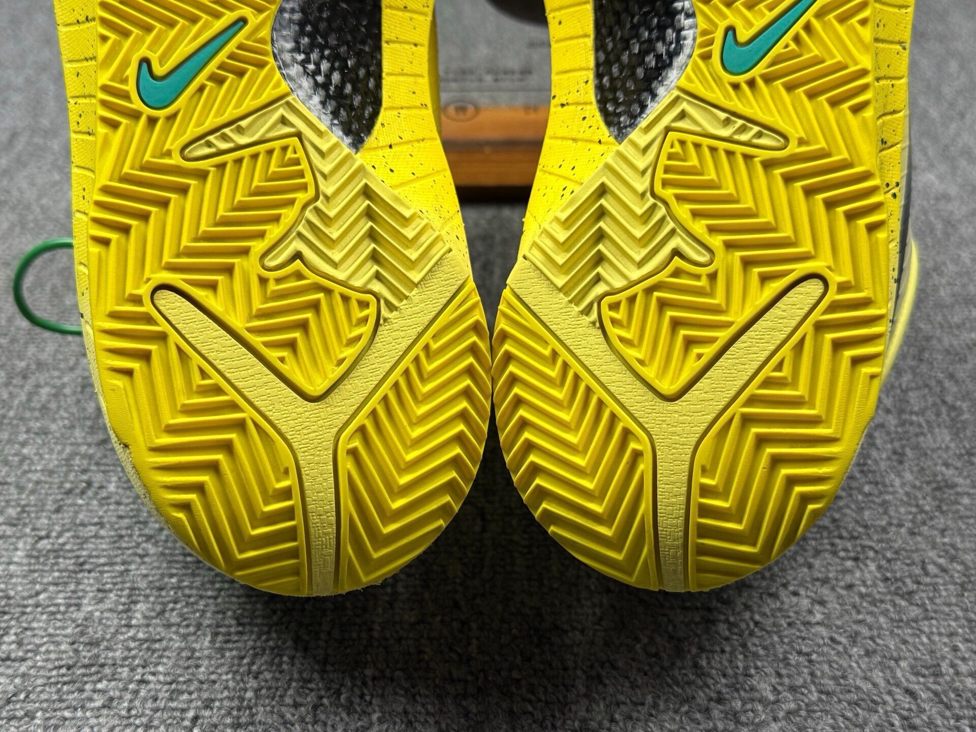Nike Nike KOBE4 Yellow Lowtop Sneakers 12 Men Size US 12 / EU 45 - 8 Thumbnail