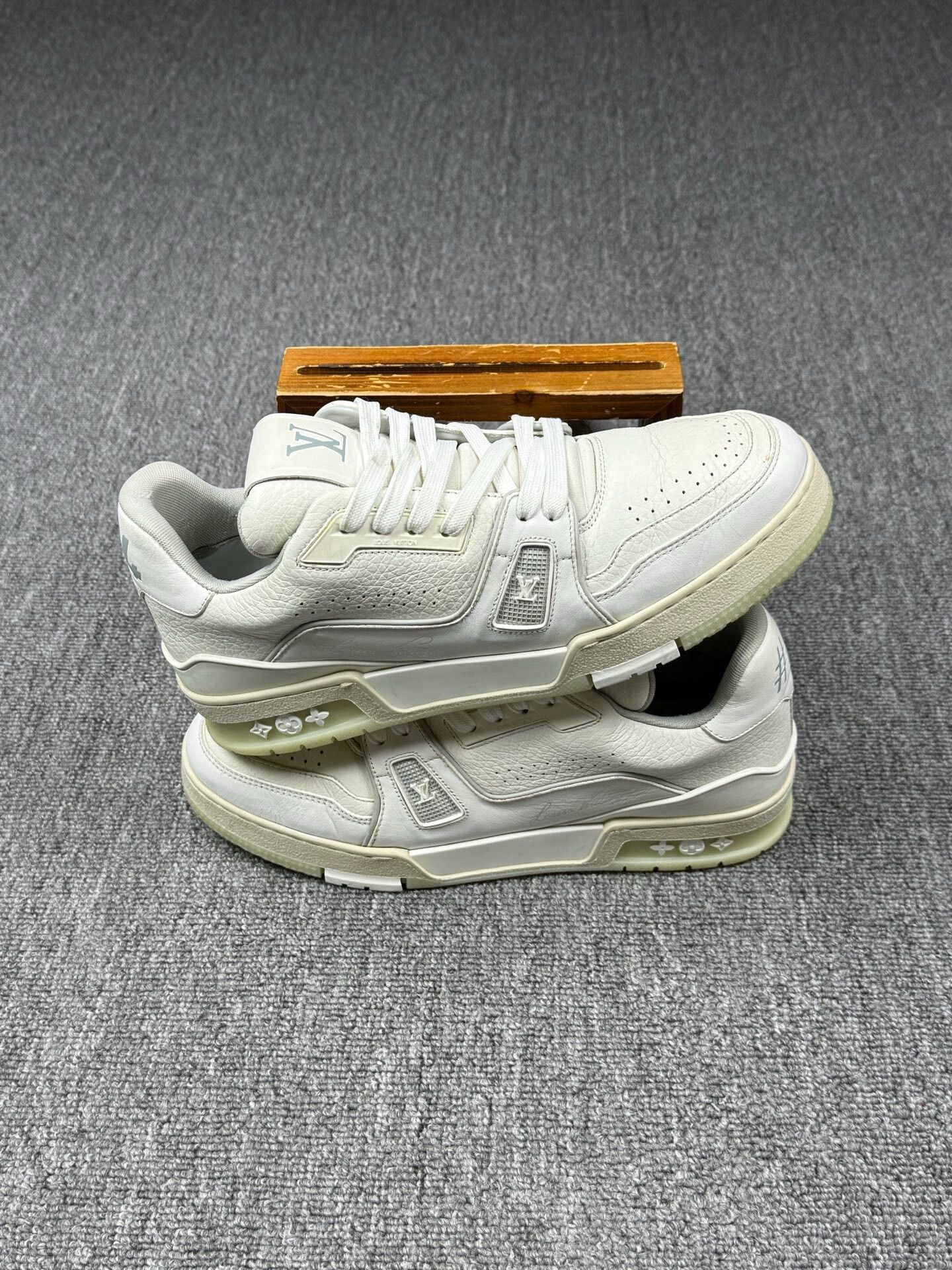 Louis Vuitton Louis Vuitton Training White Lowtop Sneakers 7 Men Size US 7 / EU 40 - 2 Thumbnail