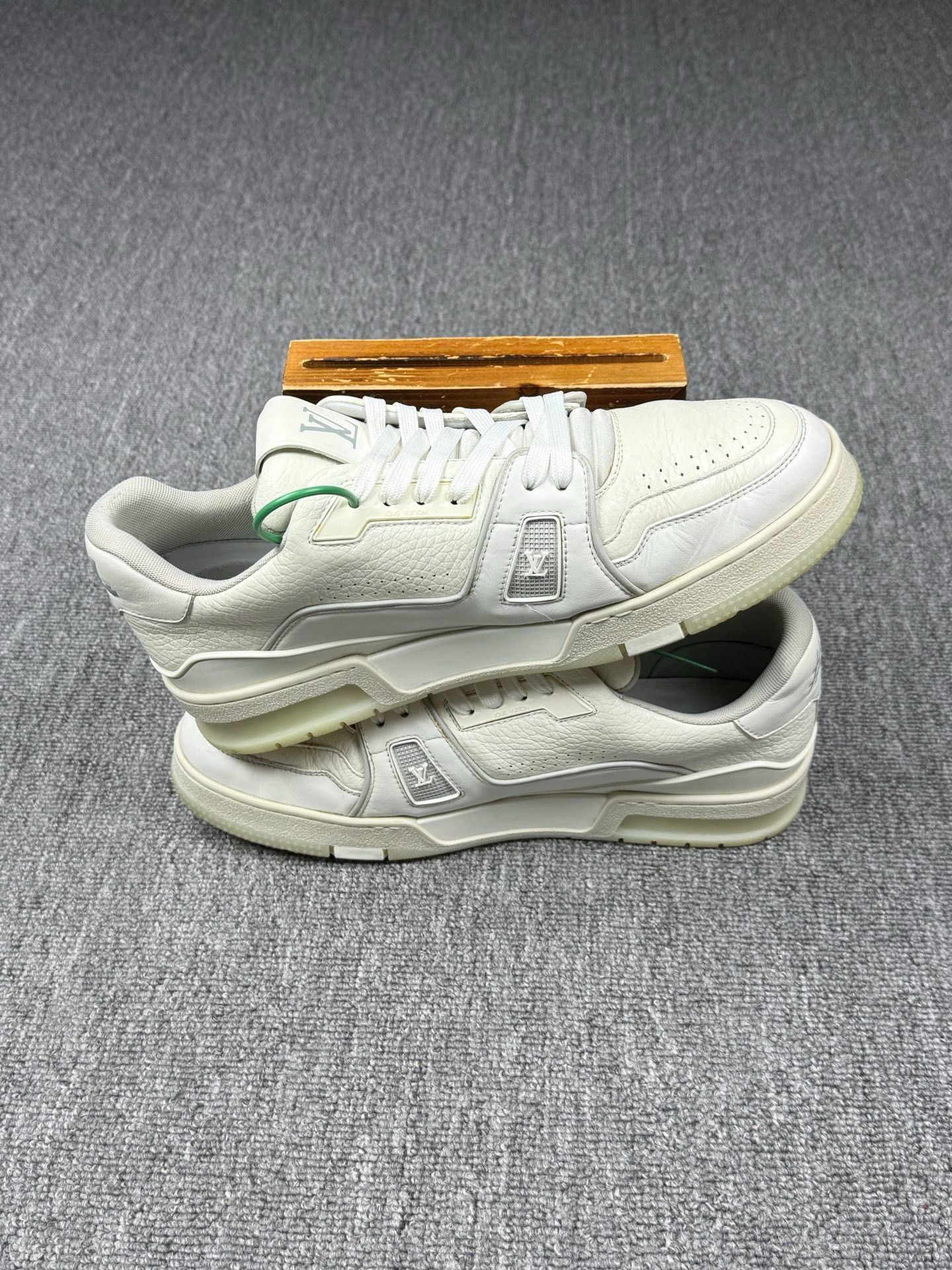 Louis Vuitton Louis Vuitton Training White Lowtop Sneakers 9 Men Size US 9 / EU 42 - 3 Thumbnail