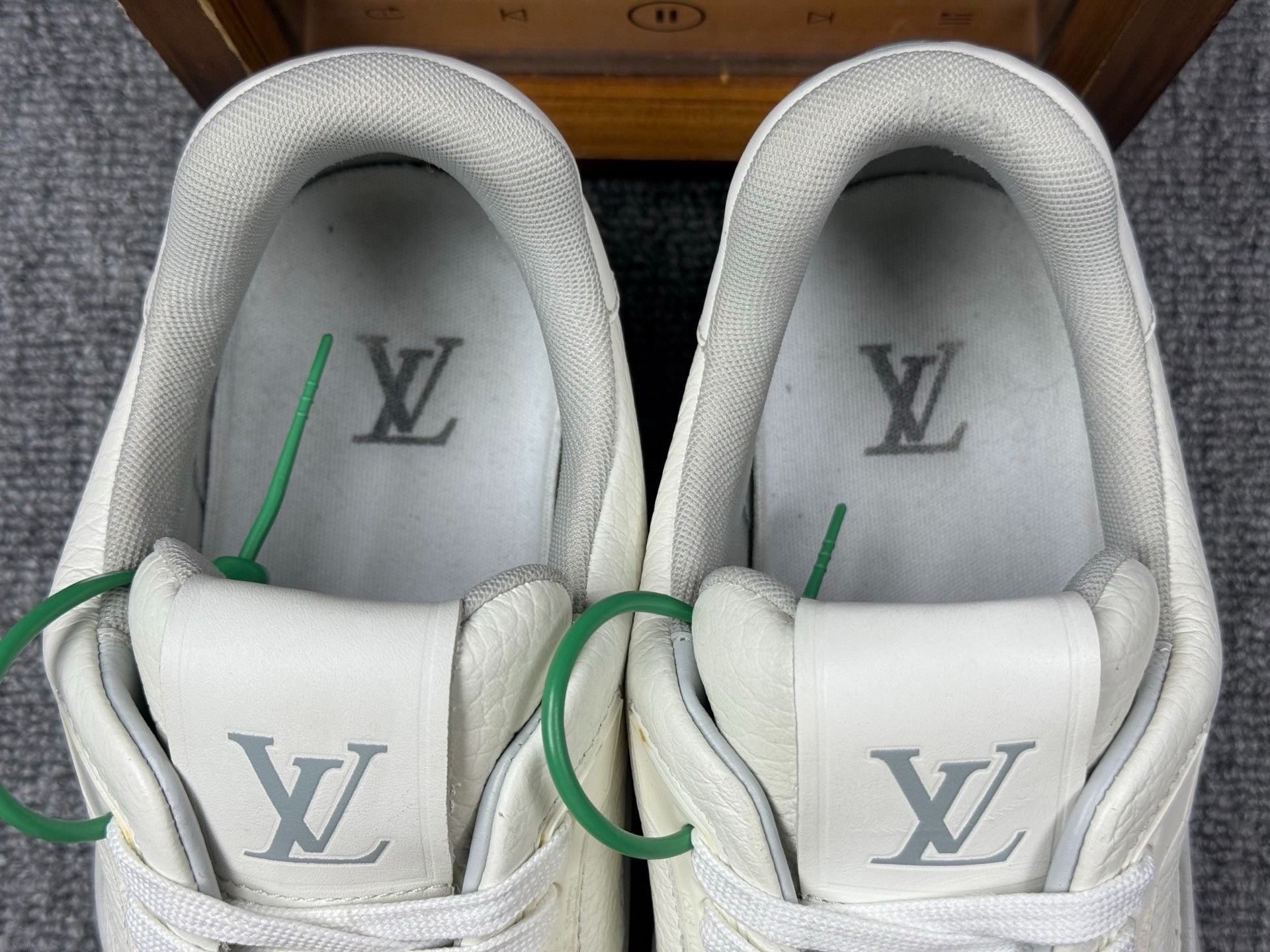 Louis Vuitton Louis Vuitton Training White Lowtop Sneakers 9 Men Size US 9 / EU 42 - 9 Thumbnail