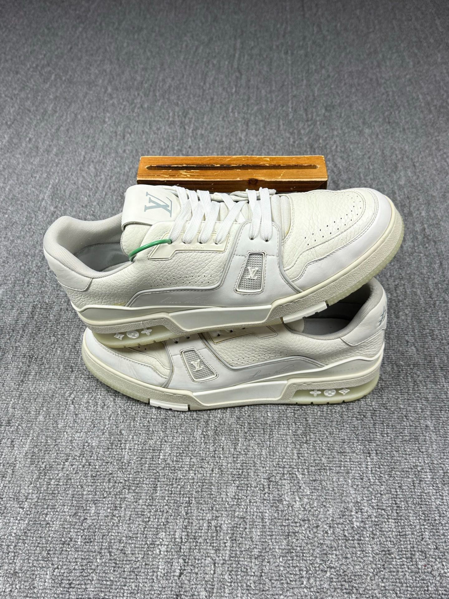Louis Vuitton Louis Vuitton Training White Lowtop Sneakers 9 Men Size US 9 / EU 42 - 2 Thumbnail