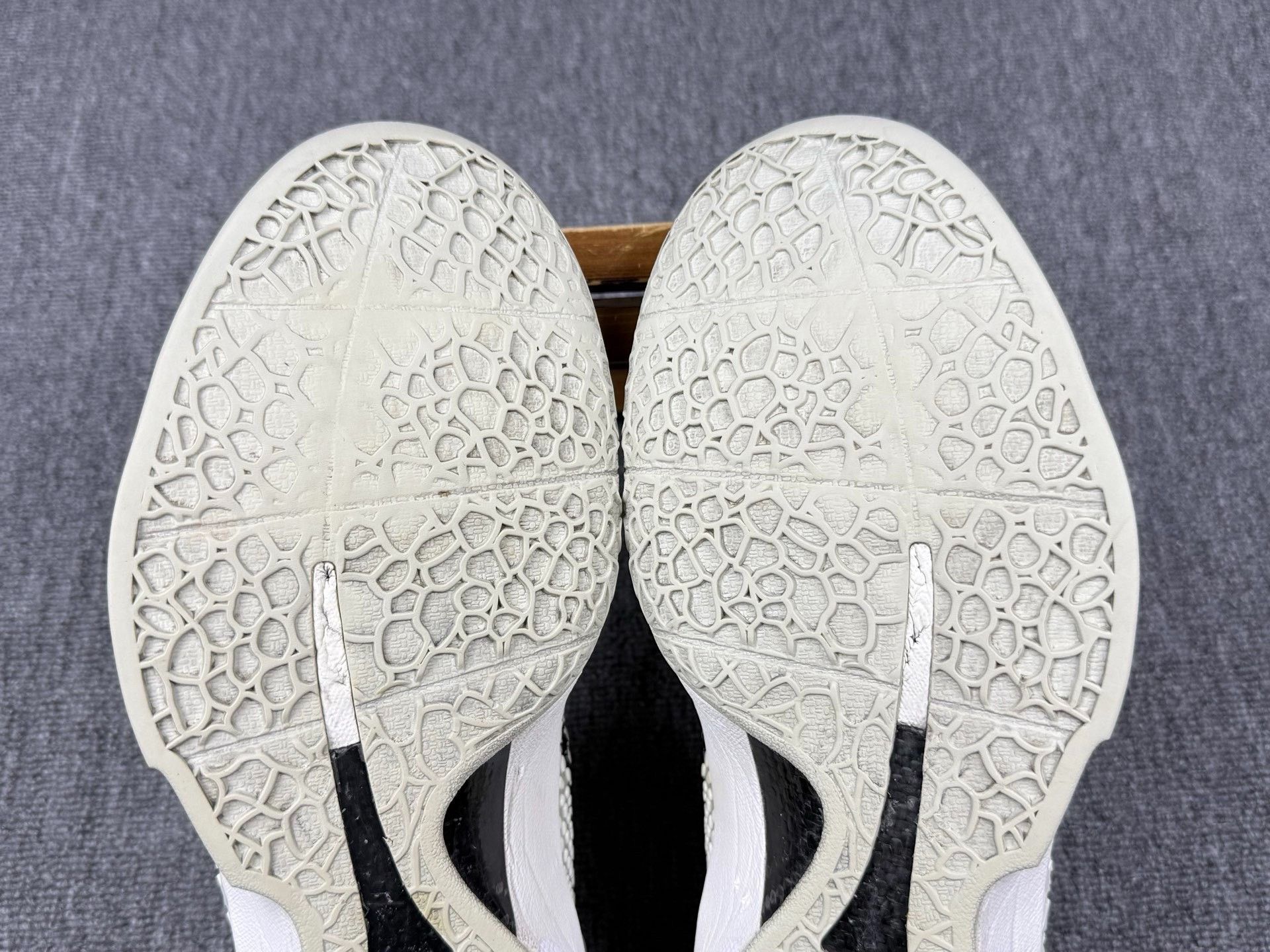 Nike Nike KOBE6 White Lowtop Sneakers 13 Men Size US 13 / EU 46 - 7 Thumbnail