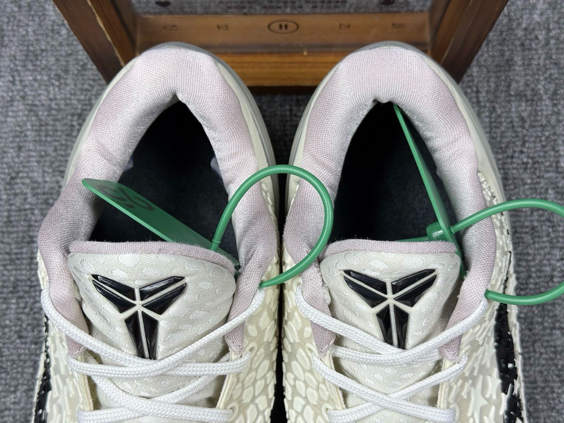 Nike Nike KOBE6 White Lowtop Sneakers 13 Men Size US 13 / EU 46 - 9 Thumbnail