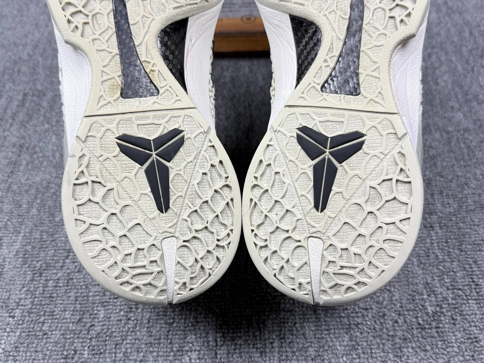 Nike Nike KOBE6 White Lowtop Sneakers 13 Men Size US 13 / EU 46 - 8 Thumbnail