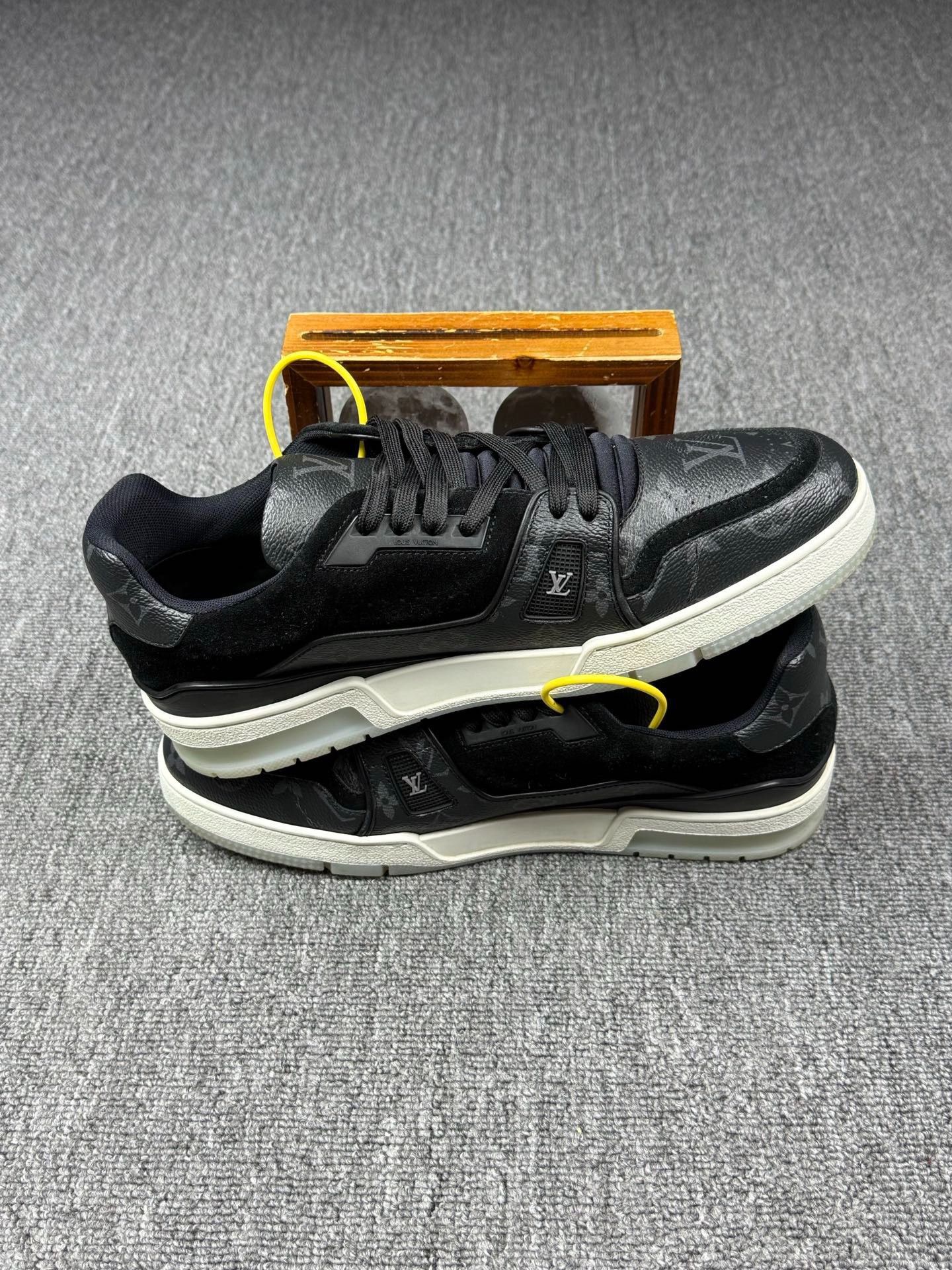 Louis Vuitton Louis Vuitton Training Black Lowtop Sneakers 10 Men Size US 10 / EU 43 - 3 Thumbnail