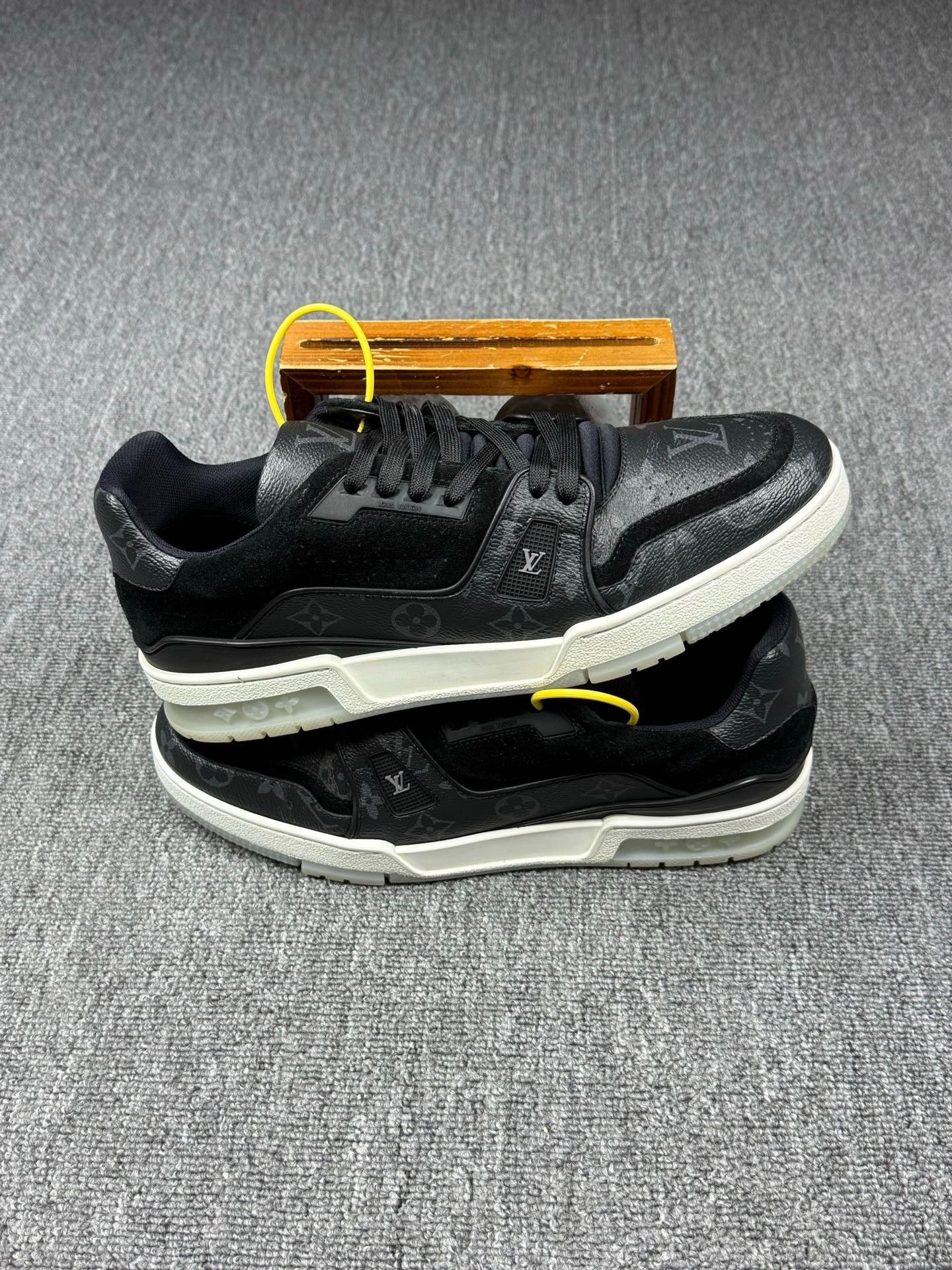 Louis Vuitton Louis Vuitton Training Black Lowtop Sneakers 10 Men Size US 10 / EU 43 - 2 Thumbnail