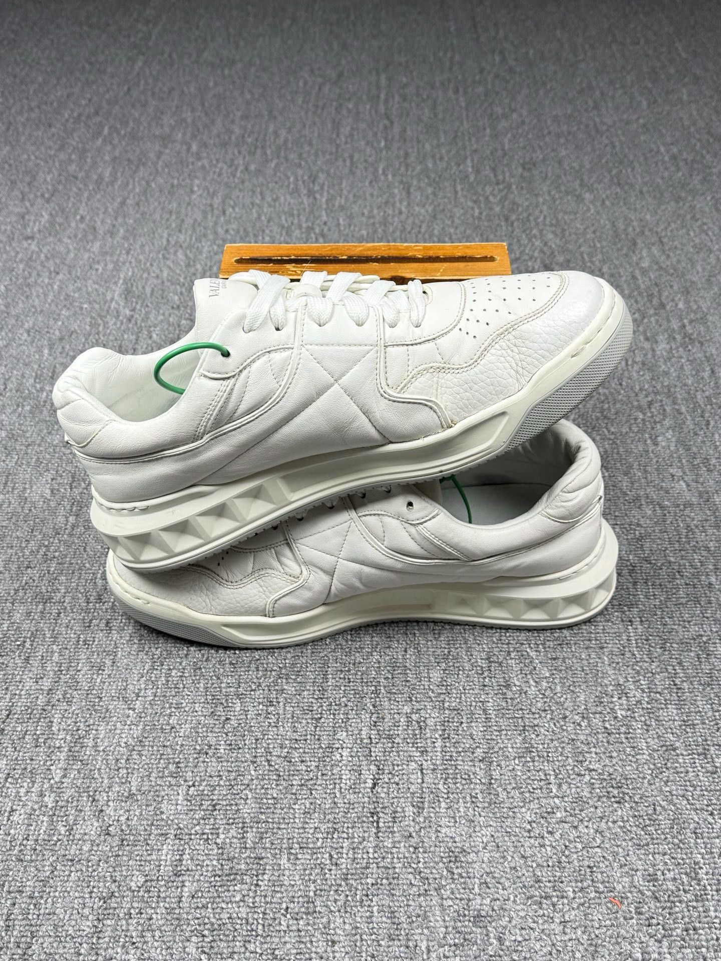 Valentino Valentino White Lowtop Sneakers 11 Men Size US 11 / EU 44 - 3 Thumbnail