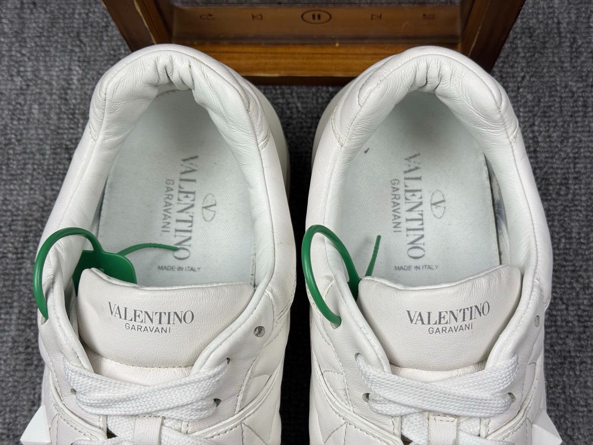 Valentino Valentino White Lowtop Sneakers 11 Men Size US 11 / EU 44 - 9 Thumbnail