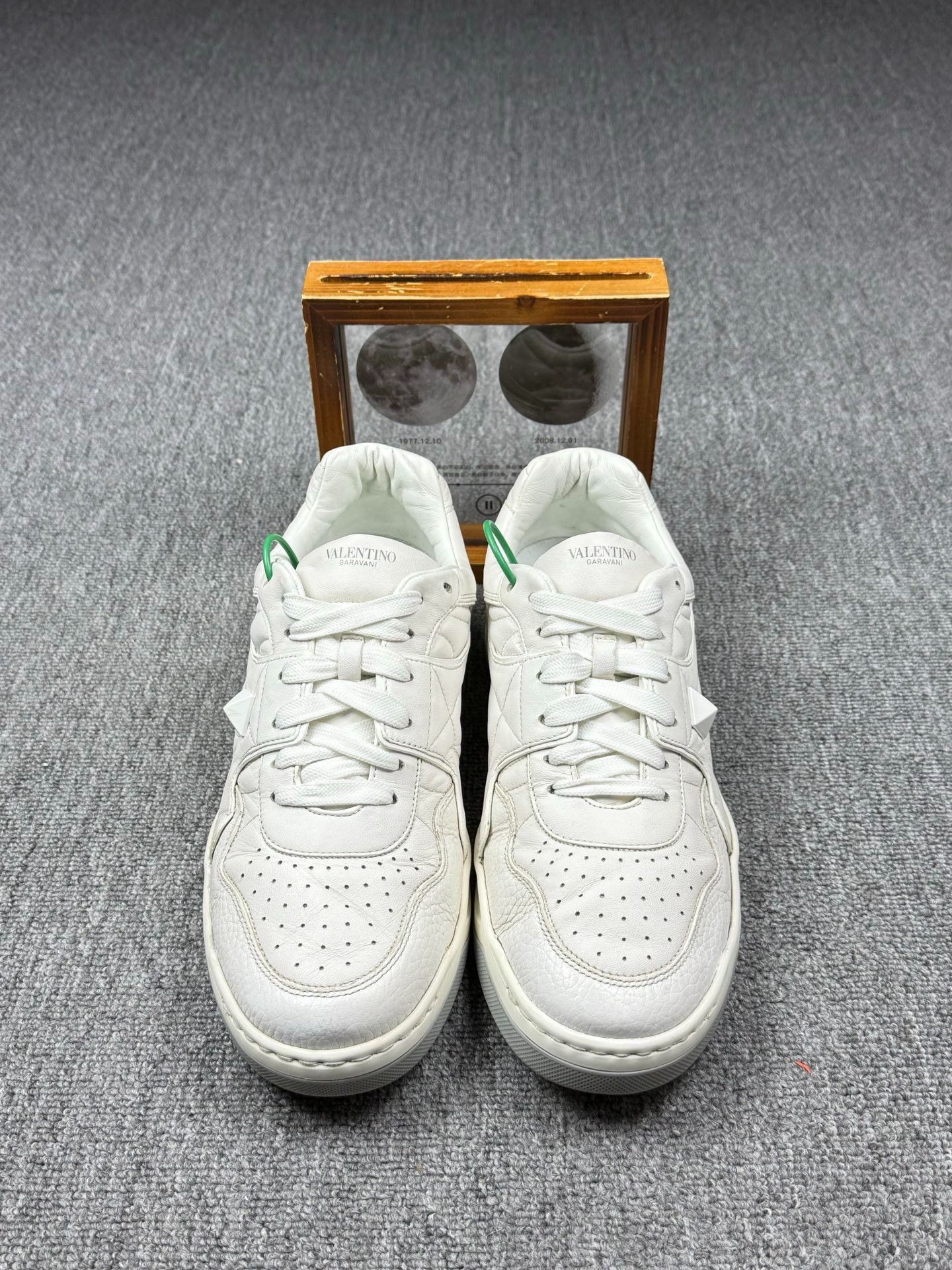Valentino Valentino White Lowtop Sneakers 11 Men Size US 11 / EU 44 - 4 Thumbnail