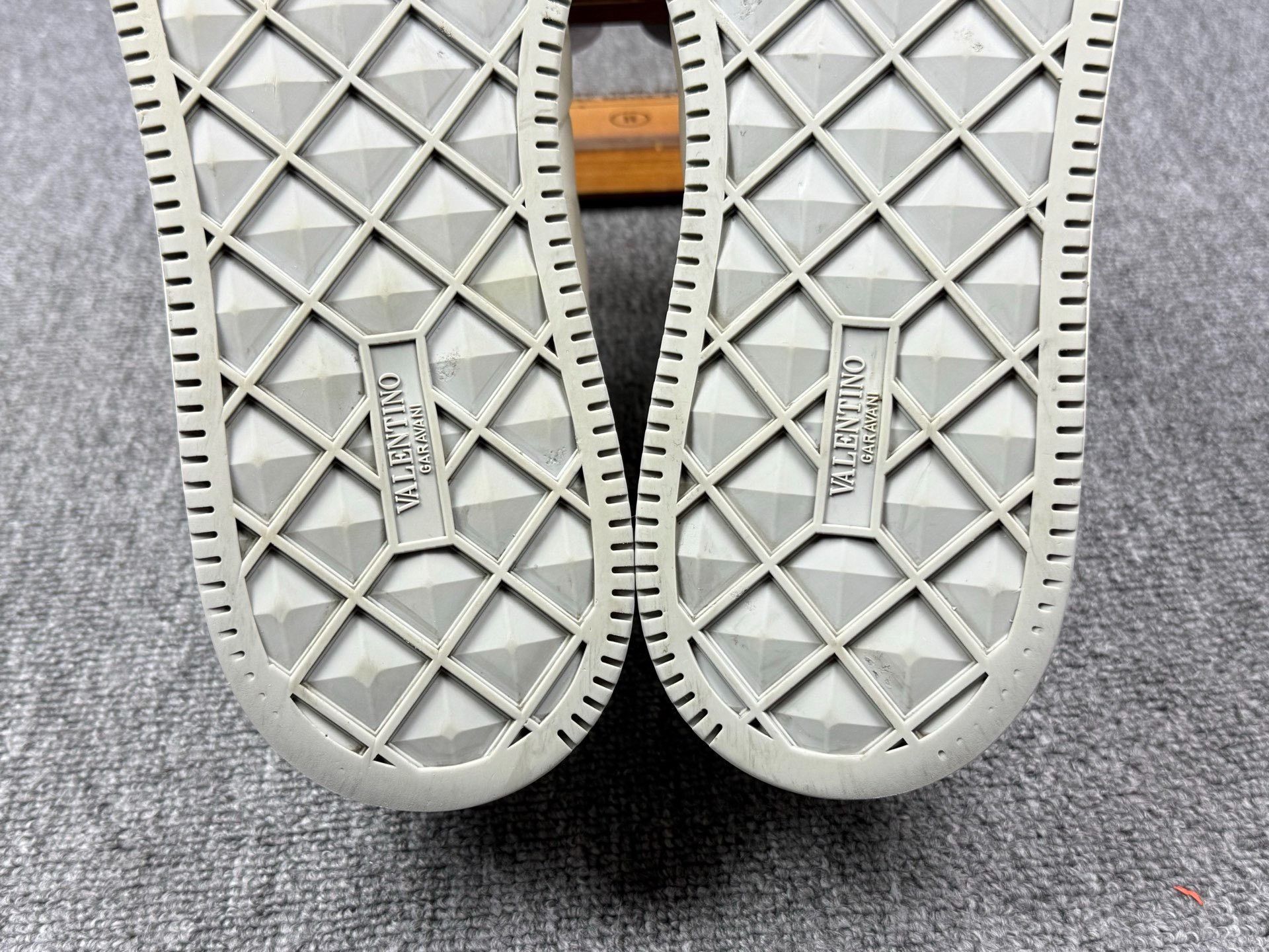 Valentino Valentino White Lowtop Sneakers 11 Men Size US 11 / EU 44 - 8 Thumbnail