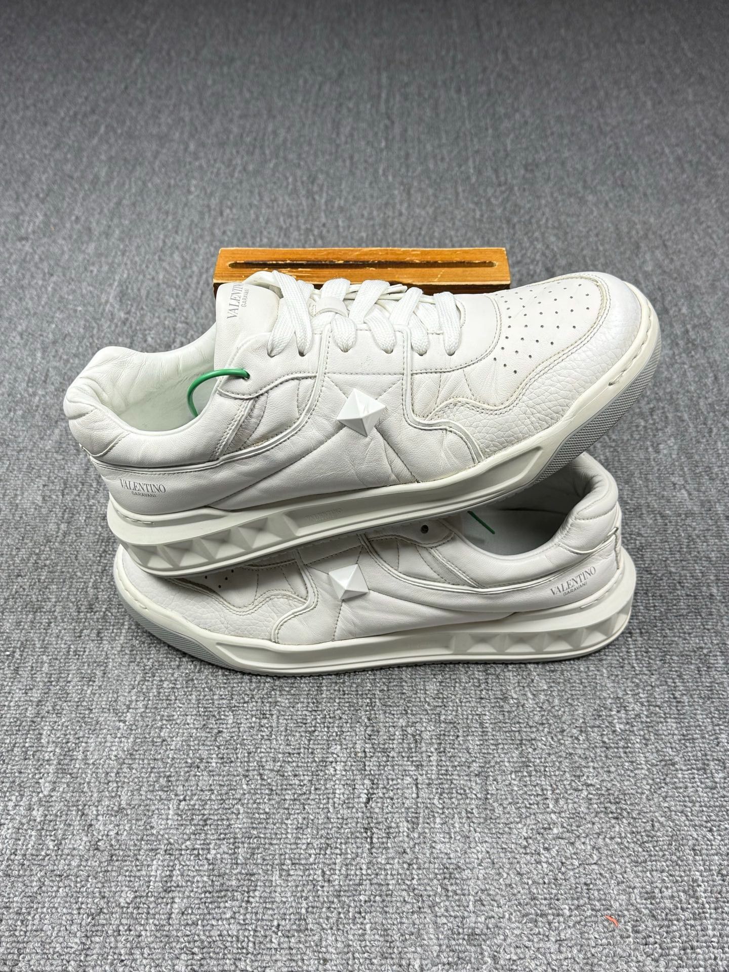 Valentino Valentino White Lowtop Sneakers 11 Men Size US 11 / EU 44 - 2 Thumbnail