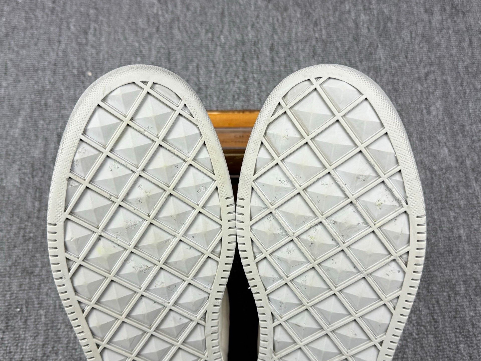 Valentino Valentino White Lowtop Sneakers 11 Men Size US 11 / EU 44 - 7 Thumbnail