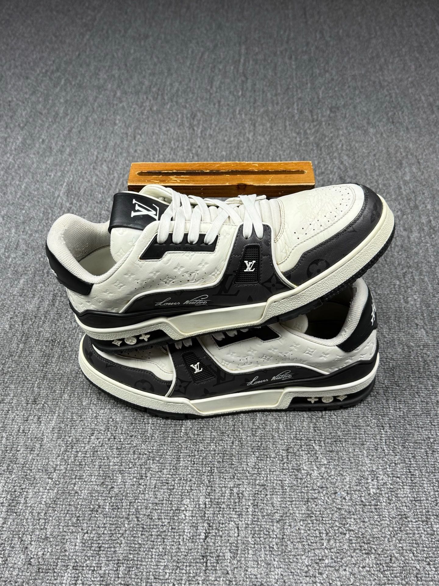 Louis Vuitton Louis Vuitton Training Black Lowtop Sneakers 9 Men Size US 9 / EU 42 - 2 Thumbnail