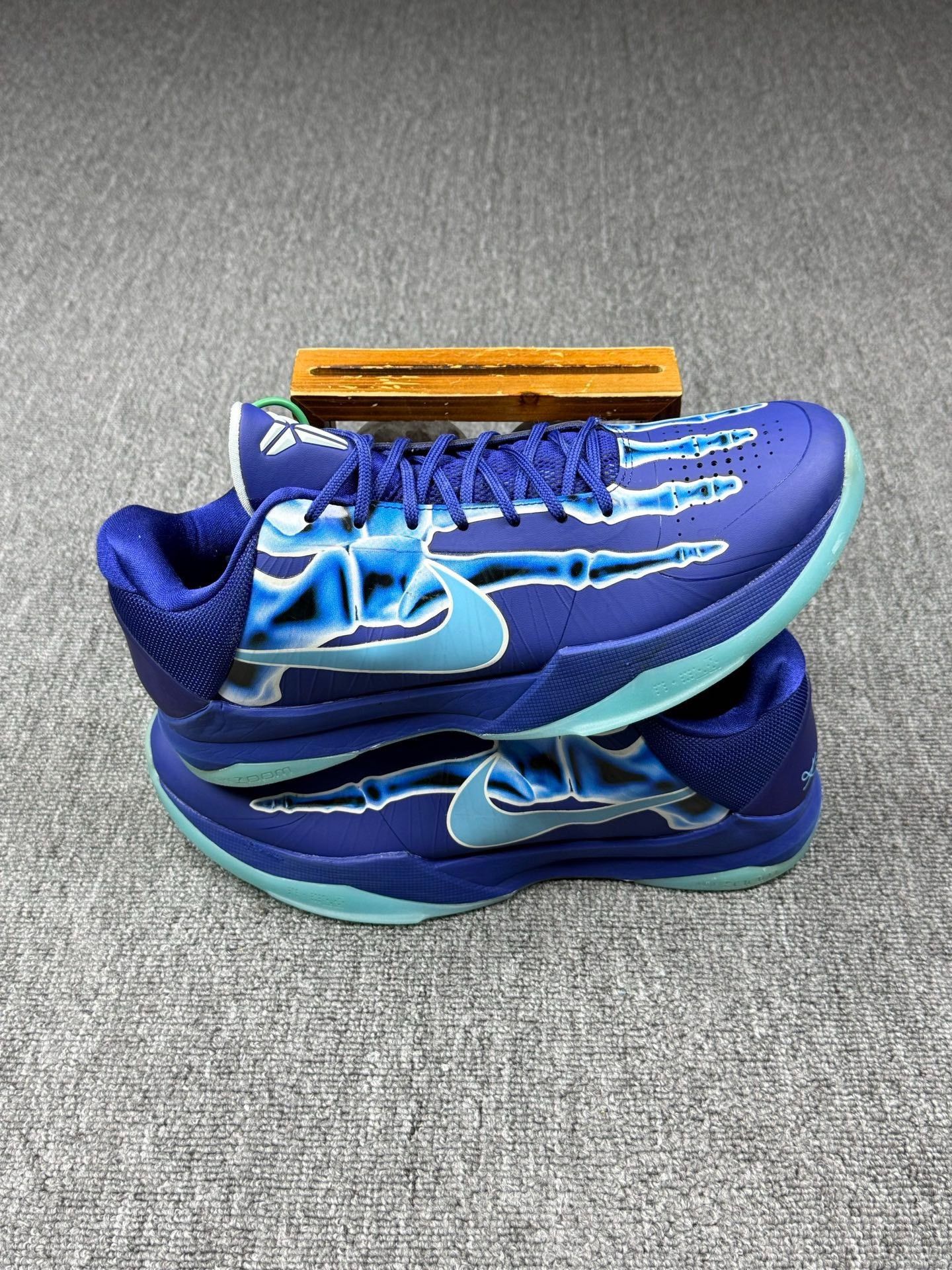 Nike Nike KOBE5 Blue Lowtop Sneakers 12 Men Size US 12 / EU 45 - 2 Thumbnail