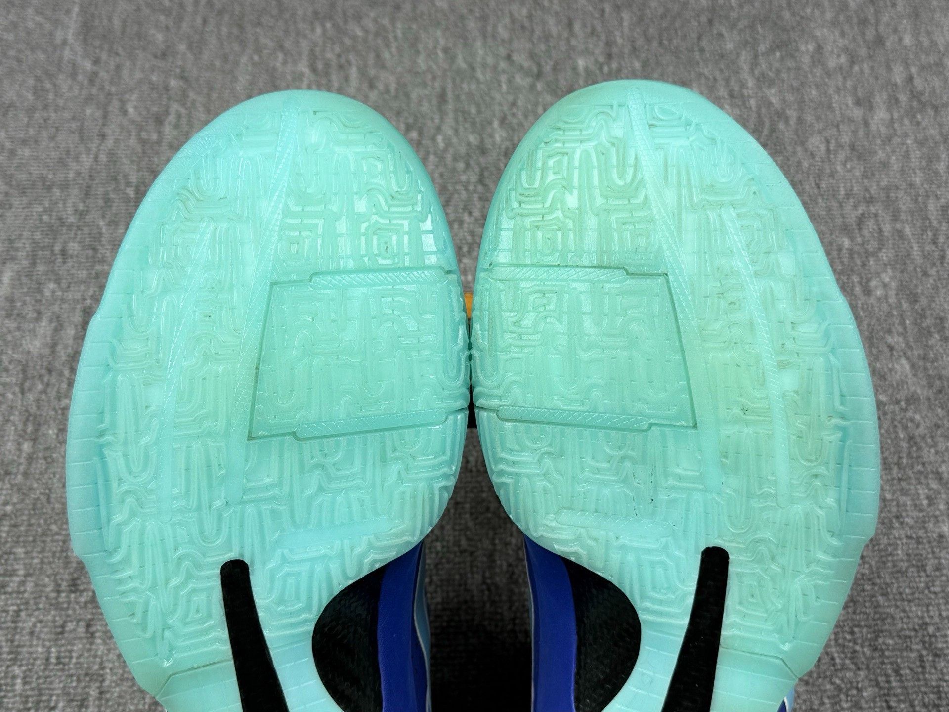 Nike Nike KOBE5 Blue Lowtop Sneakers 12 Men Size US 12 / EU 45 - 7 Thumbnail
