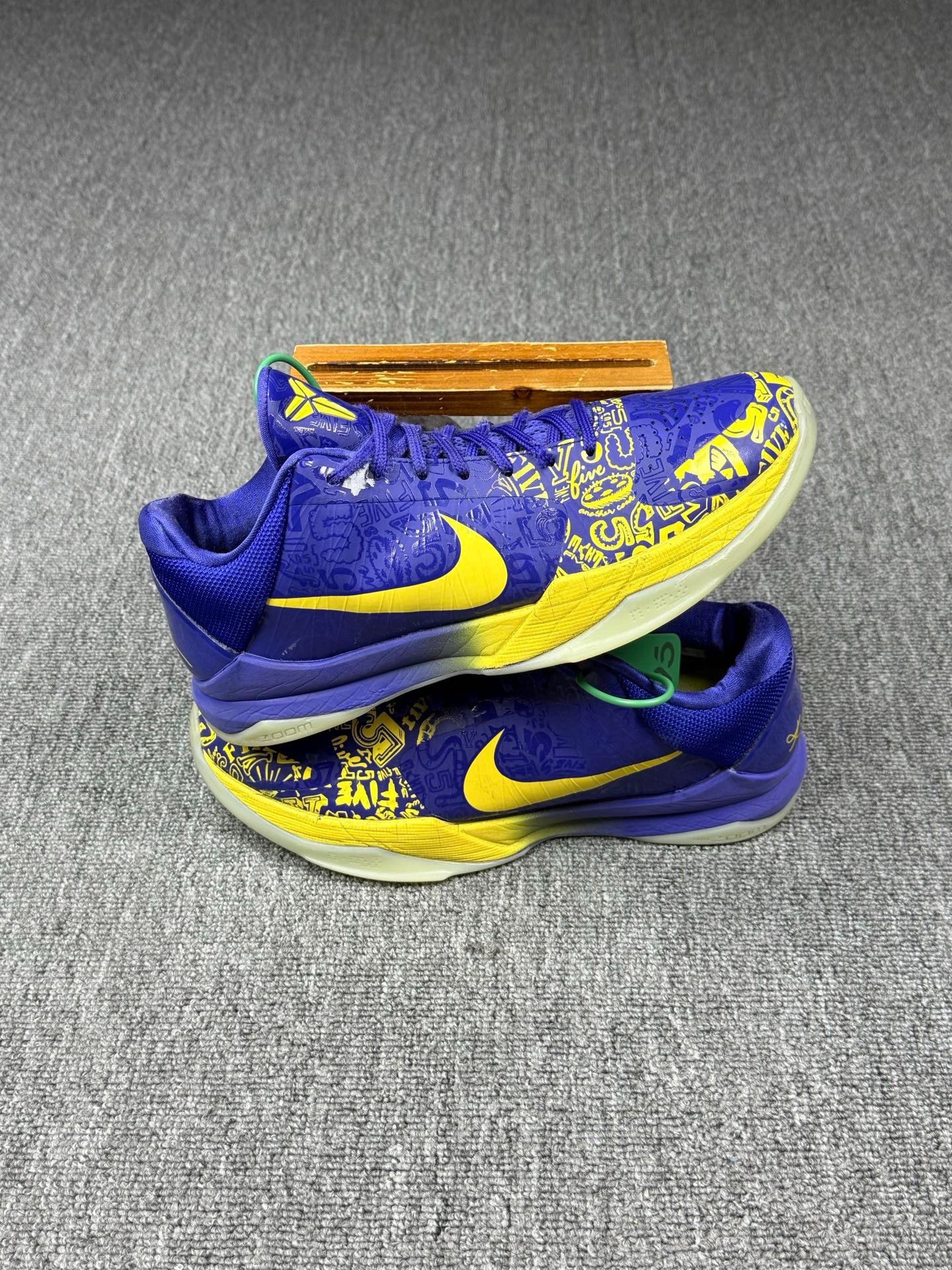 Nike Nike KOBE5 Yellow Lowtop Sneakers 10 Men Size US 10 / EU 43 - 2 Thumbnail