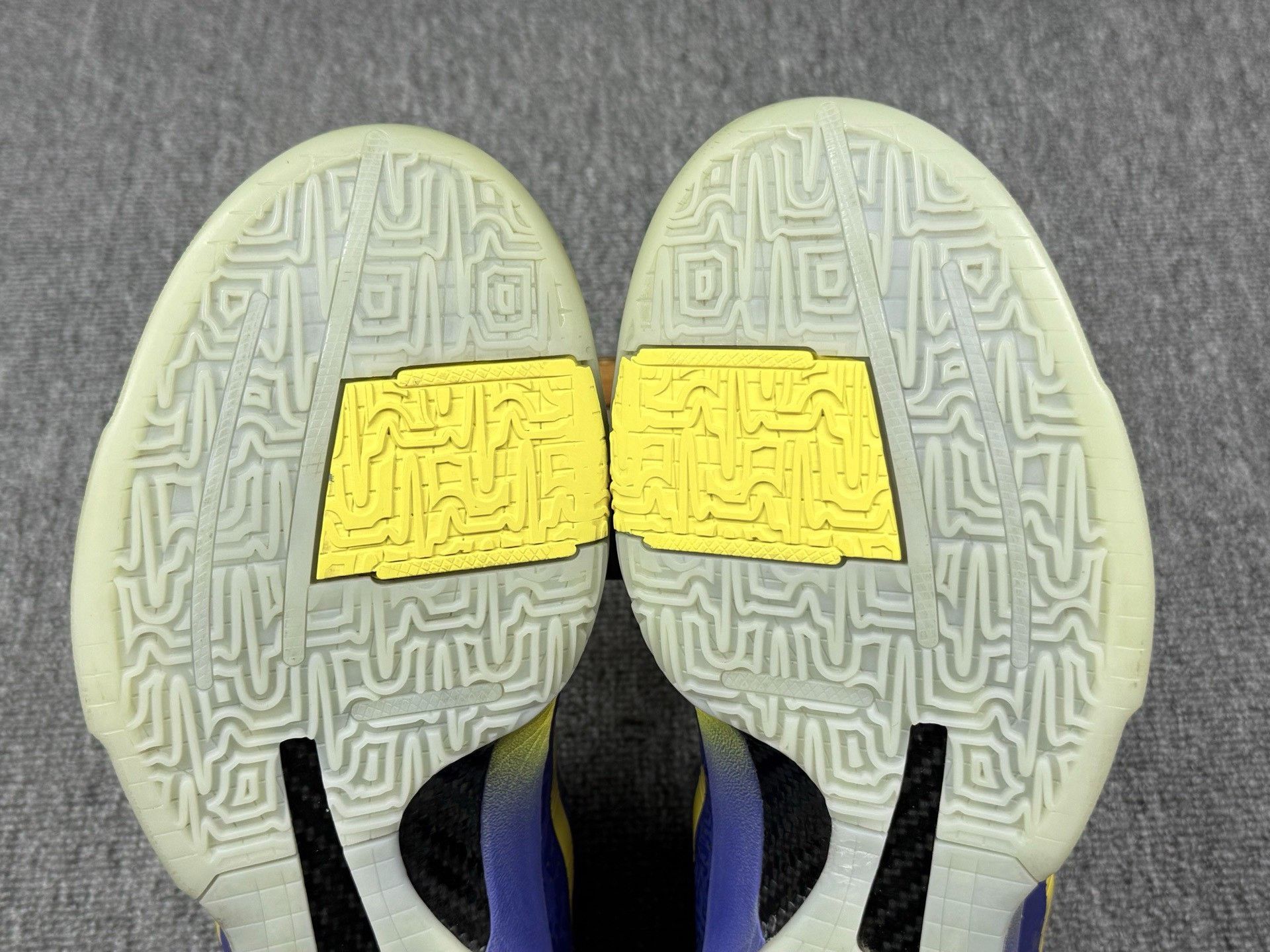 Nike Nike KOBE5 Yellow Lowtop Sneakers 10 Men Size US 10 / EU 43 - 7 Thumbnail