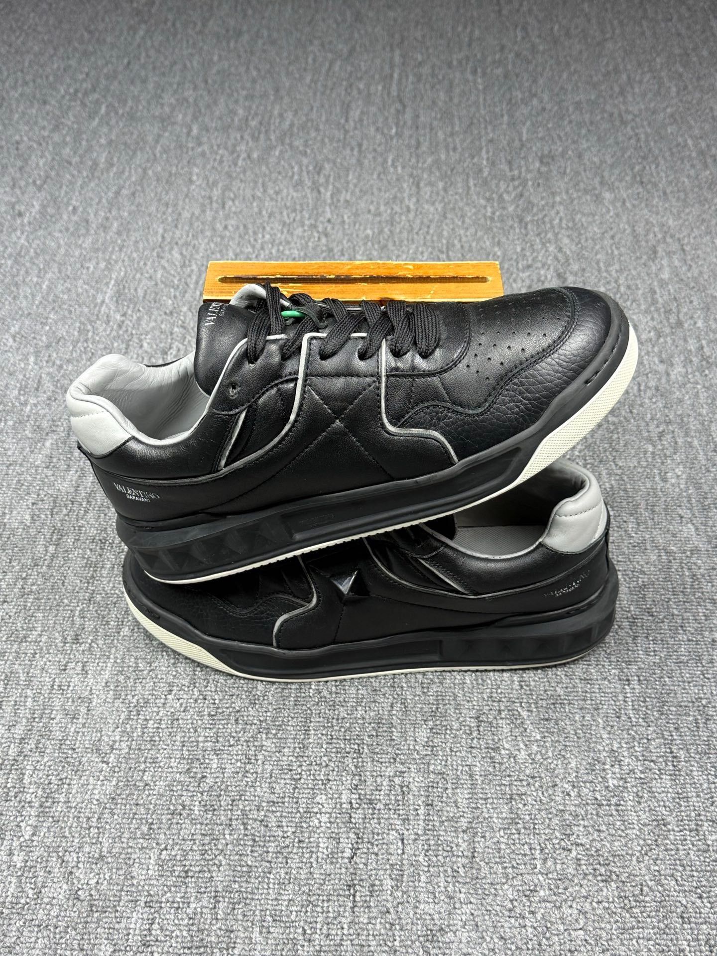 Valentino Valentino Black Lowtop Sneakers 9 Men Size US 9 / EU 42 - 2 Thumbnail
