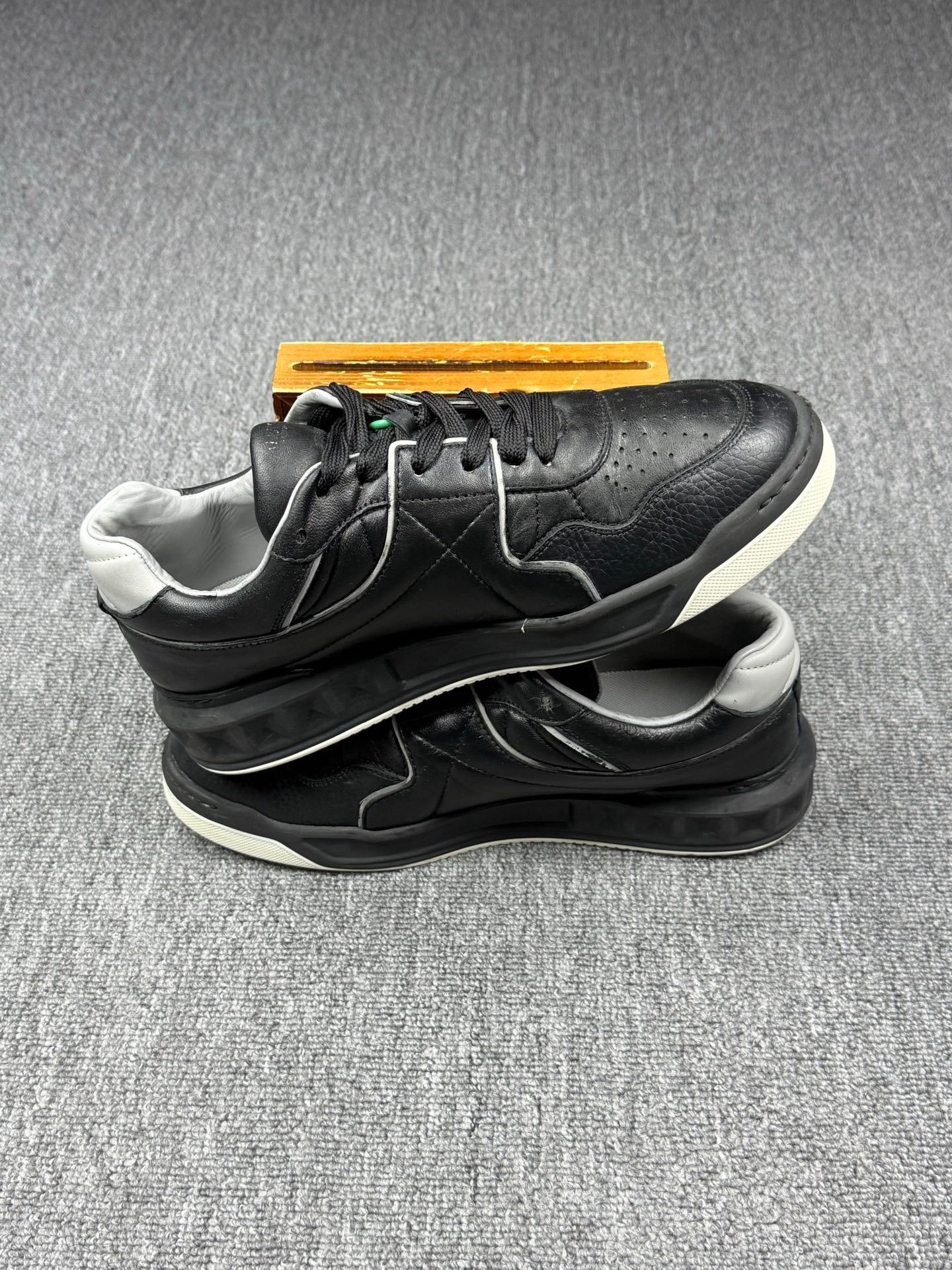 Valentino Valentino Black Lowtop Sneakers 9 Men Size US 9 / EU 42 - 3 Thumbnail