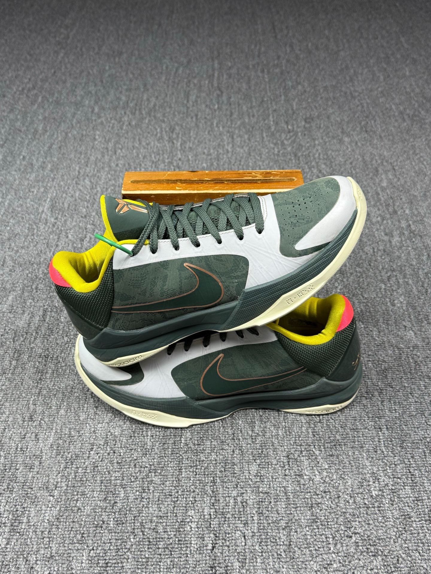 Nike Nike KOBE5 Green Lowtop Sneakers 9 Men Size US 9 / EU 42 - 2 Thumbnail