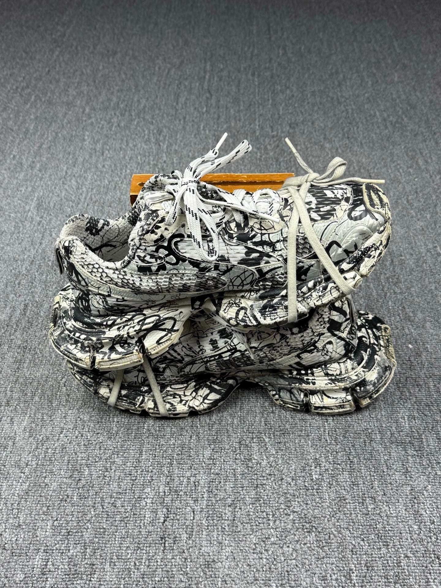 Balenciaga Balenciaga Graphic Black Lowtop Sneakers 12 Men Size US 12 / EU 45 - 3 Thumbnail